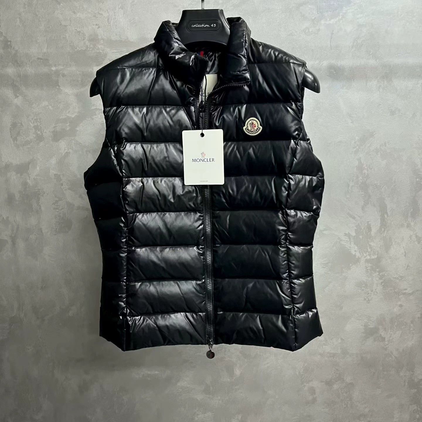 Moncler moncler black logo puffer vest size 3 Size US L / EU 52-54 / 3 - 1 Thumbnail
