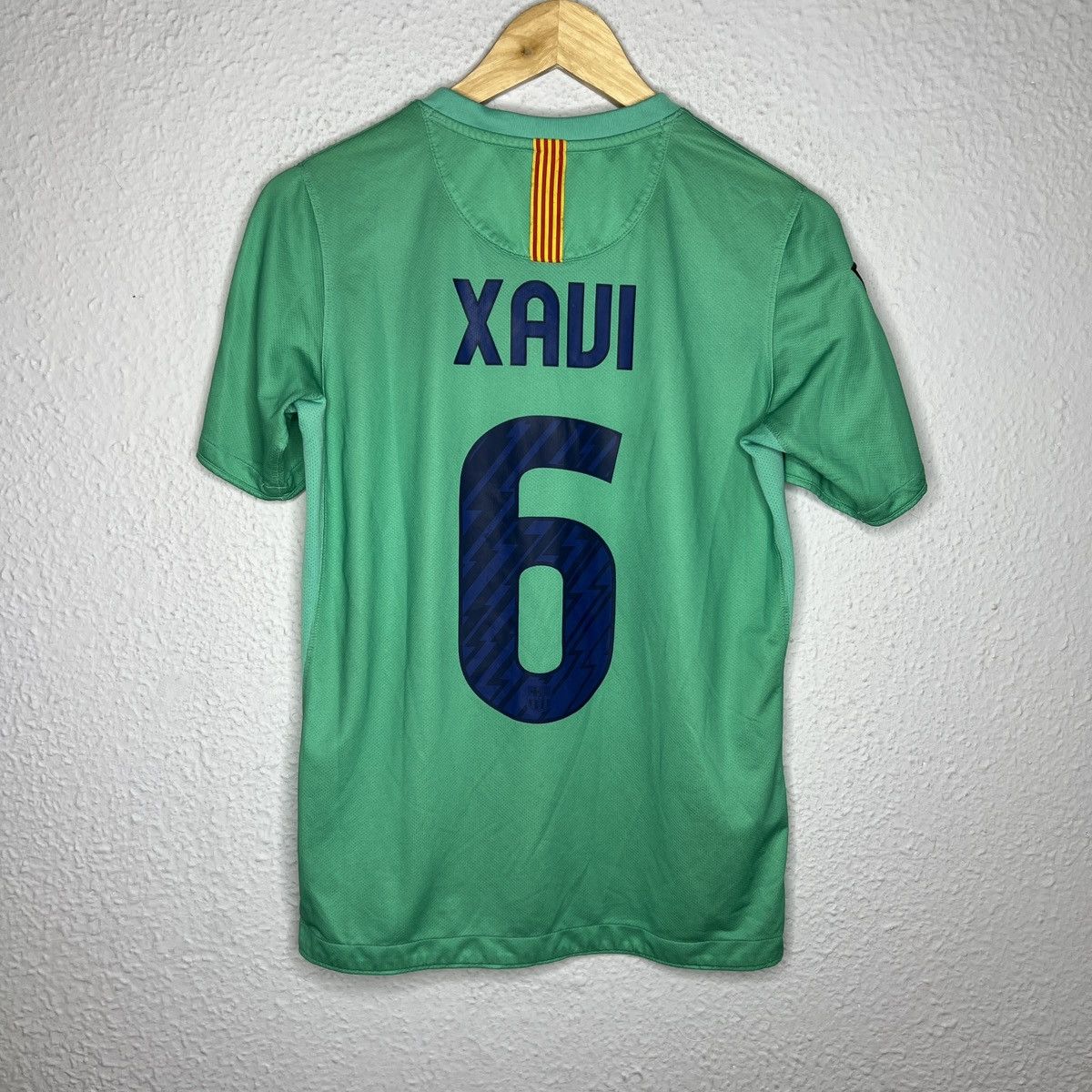 Nike Nike FC Barcelona Xavi 6 Jersey Tshirt Tee Away Kit 2011 Size US S / EU 44-46 / 1 - 1 Thumbnail