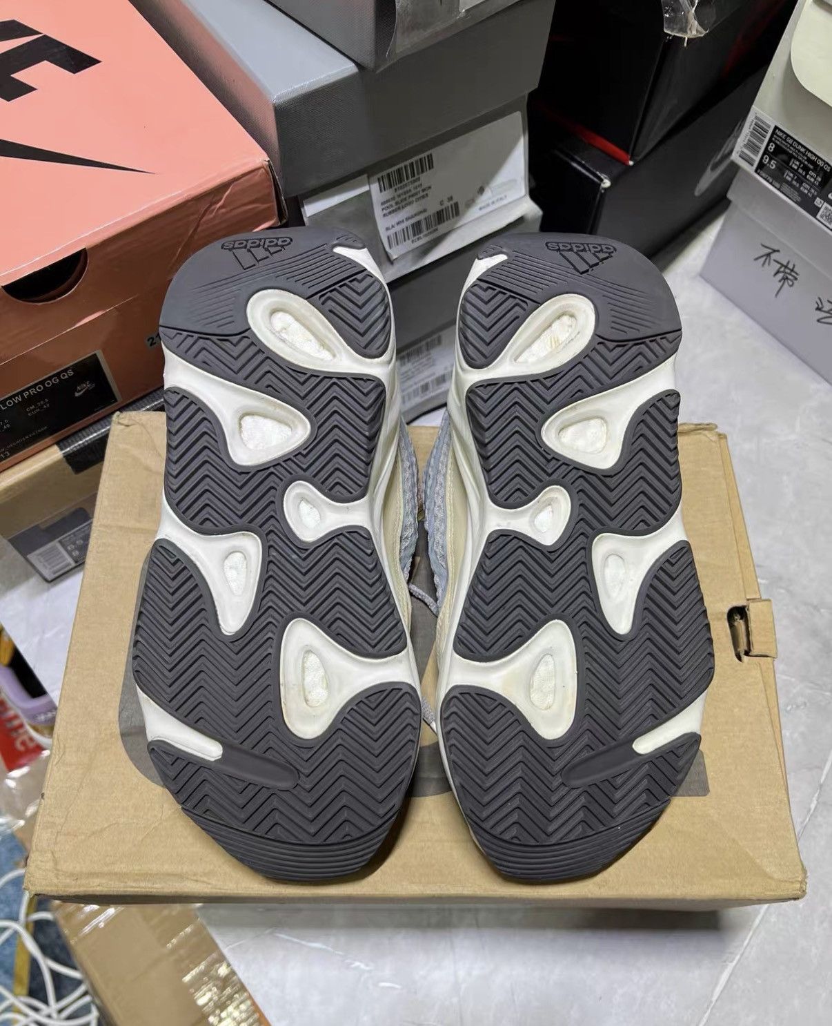 Yeezy Yeezy 700 Cream Grey J42 Size US 6.5 / IT 36.5 - 6 Thumbnail