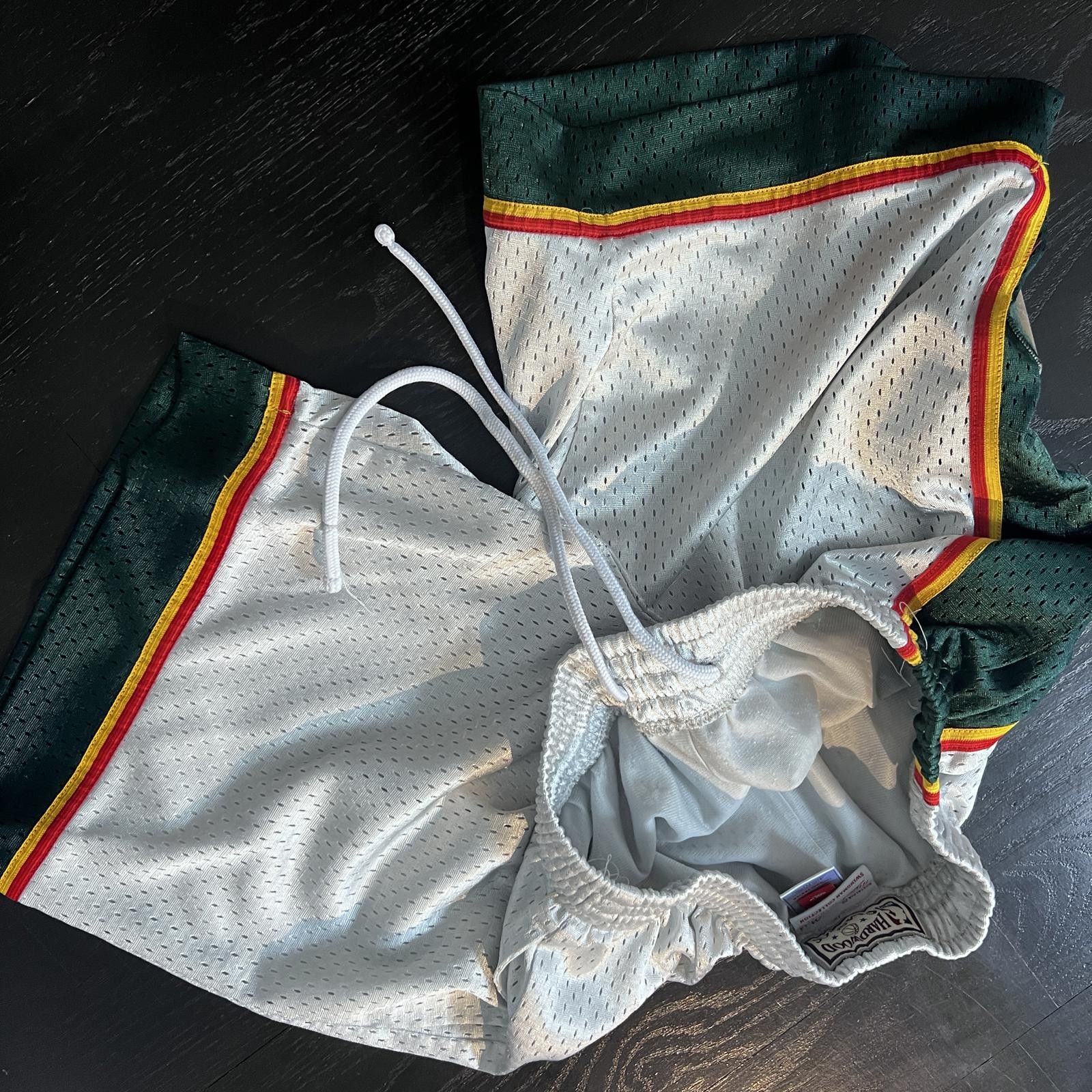 Mitchell & Ness Mitchell & Ness Seattle SuperSonics White Basketball Shorts Size US 30 / EU 46 - 5 Thumbnail