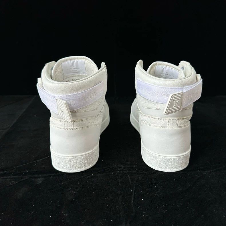 Louis Vuitton Louis Vuitton Pure white high-top board shoes Size US 9.5 / EU 42-43 - 5 Thumbnail