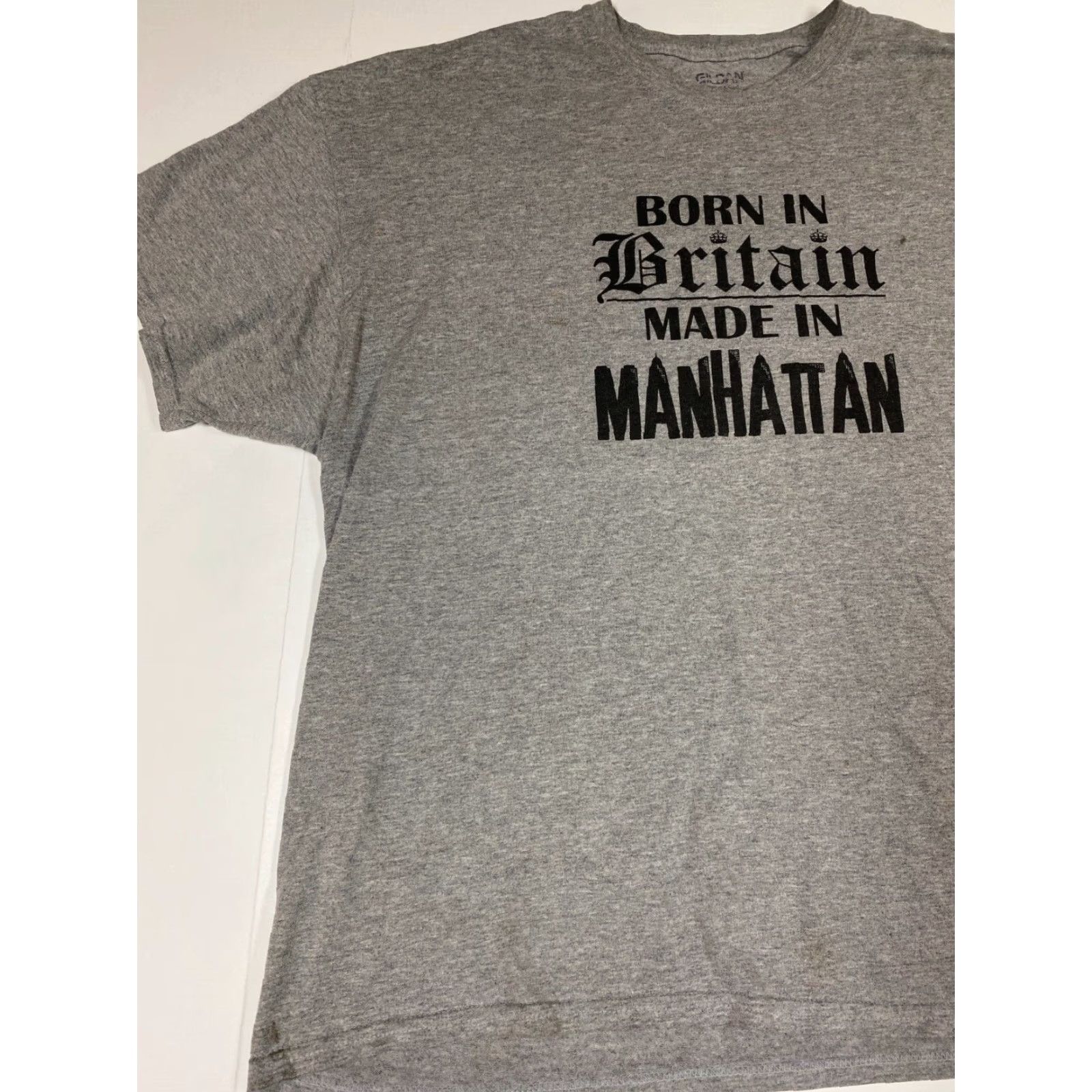 Gildan Manhattan New York Mens Shirt 2XL Gray Gildan T-Shirt Short Sleeve Crew Neck Cotton Blend Geometric Logo Modern Vintage No holes Size US XXL / EU 58 / 5 - 3 Thumbnail