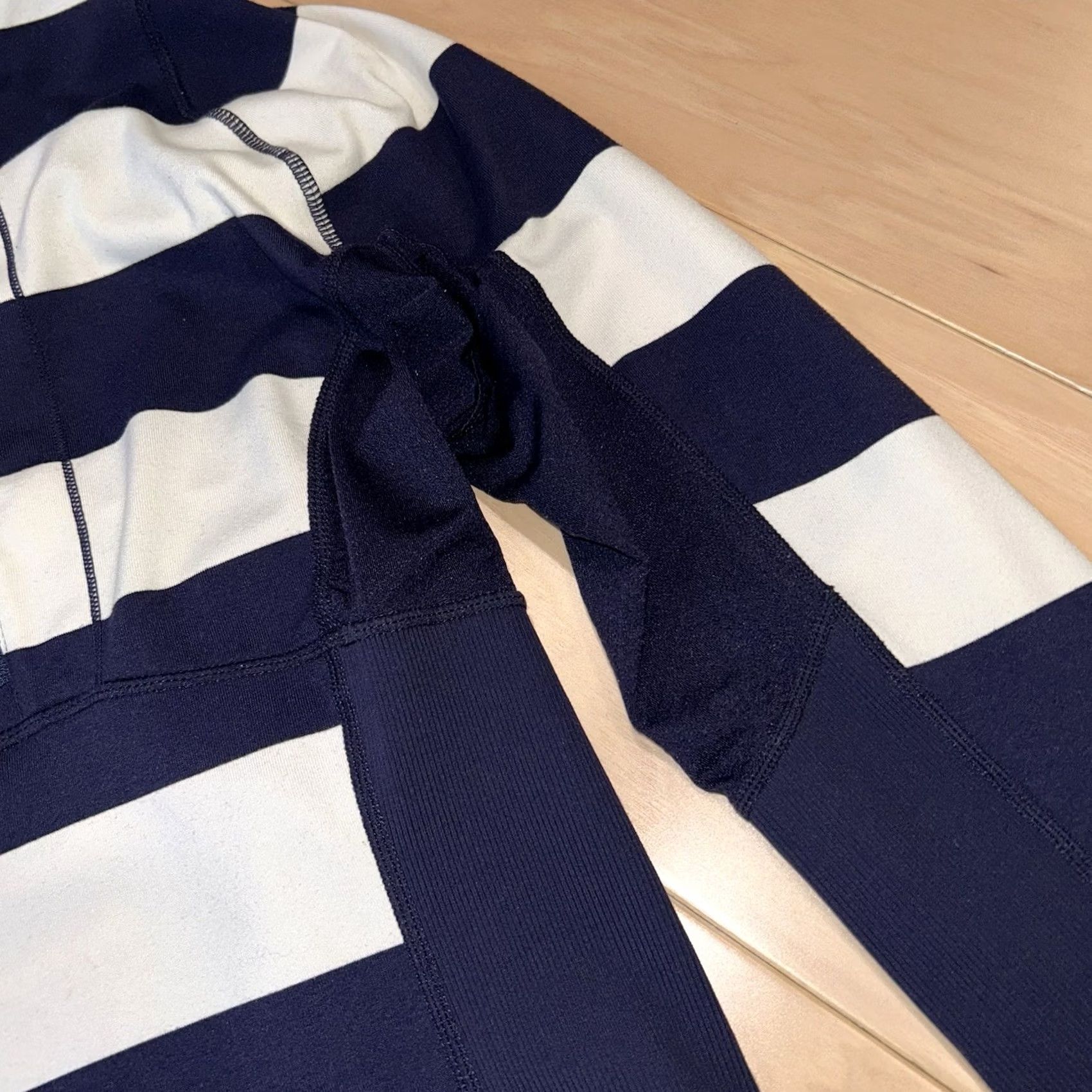Lululemon Lululemon Run Switch Back 1/2 Zip Striped Pullover Women’s 6 Jacket Blue / White Athleisure, Workout, Casual Womens Size M / US 6-8 / IT 42-44 - 4 Thumbnail