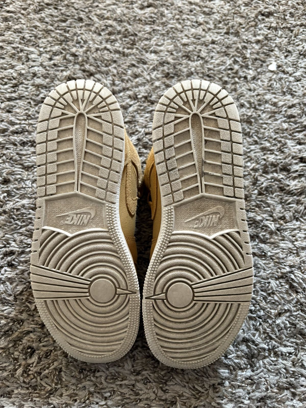 Nike Jordan 1 mid golden harvest sail Size US 5.5 / EU 38 - 2 Thumbnail