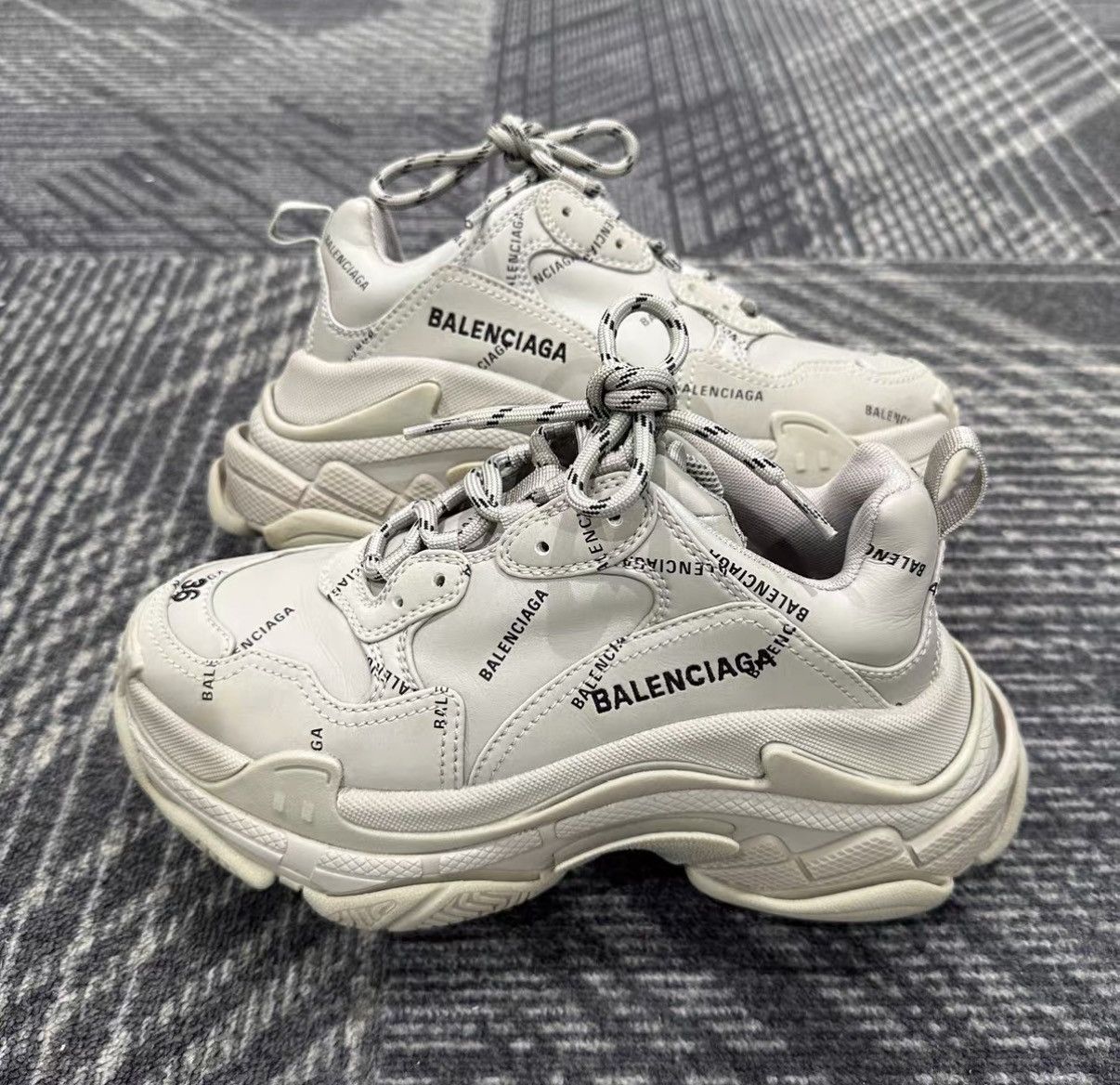 Balenciaga Balenciaga Triple S Grey Graffiti Sneakers J42 Size US 6 / IT 36 - 4 Thumbnail