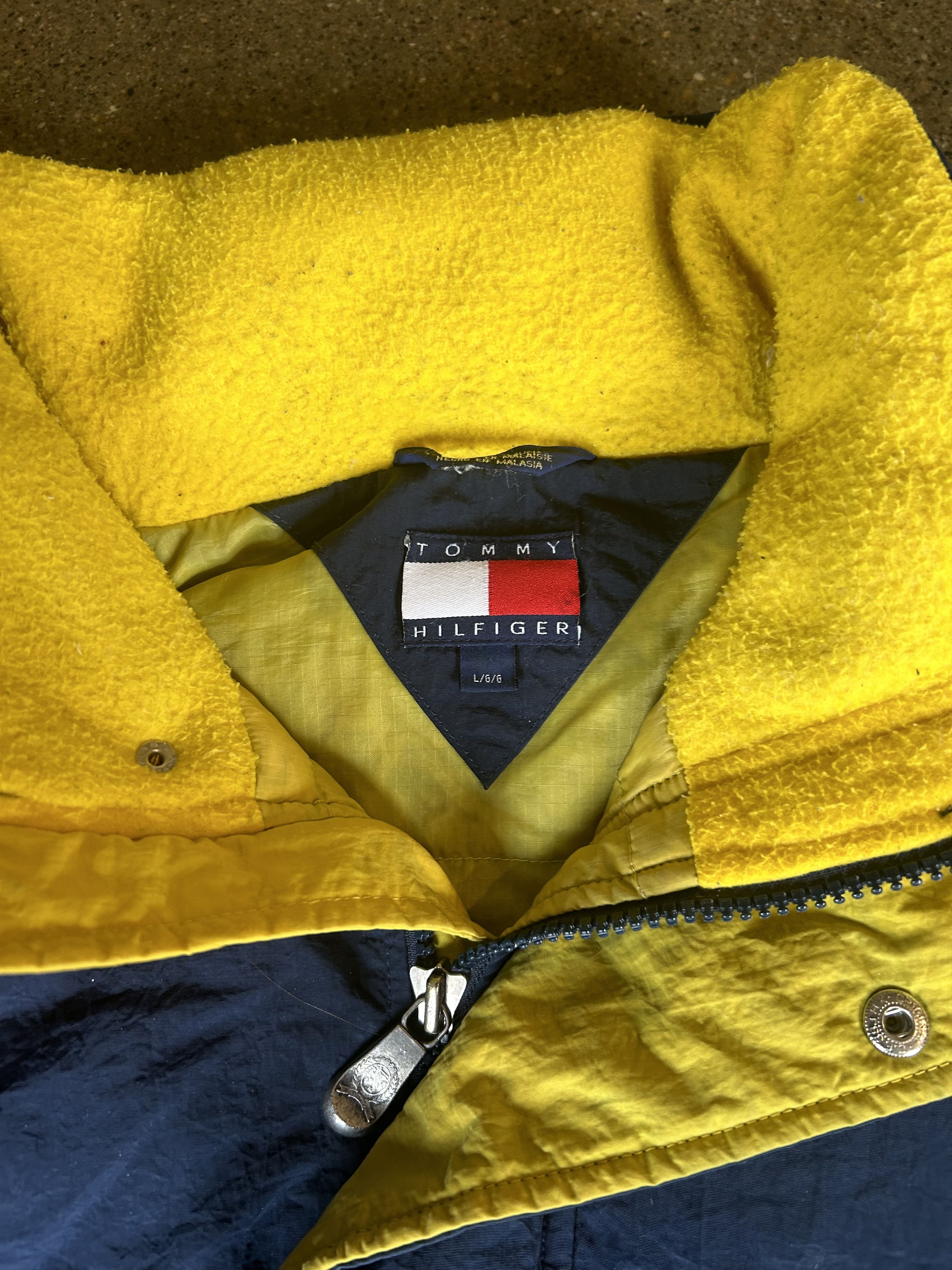 Tommy Hilfiger × Vintage Vintage 90s Tommy Hilfiger Heavyweight Puffer Jacket L Size US L / EU 52-54 / 3 - 3 Thumbnail