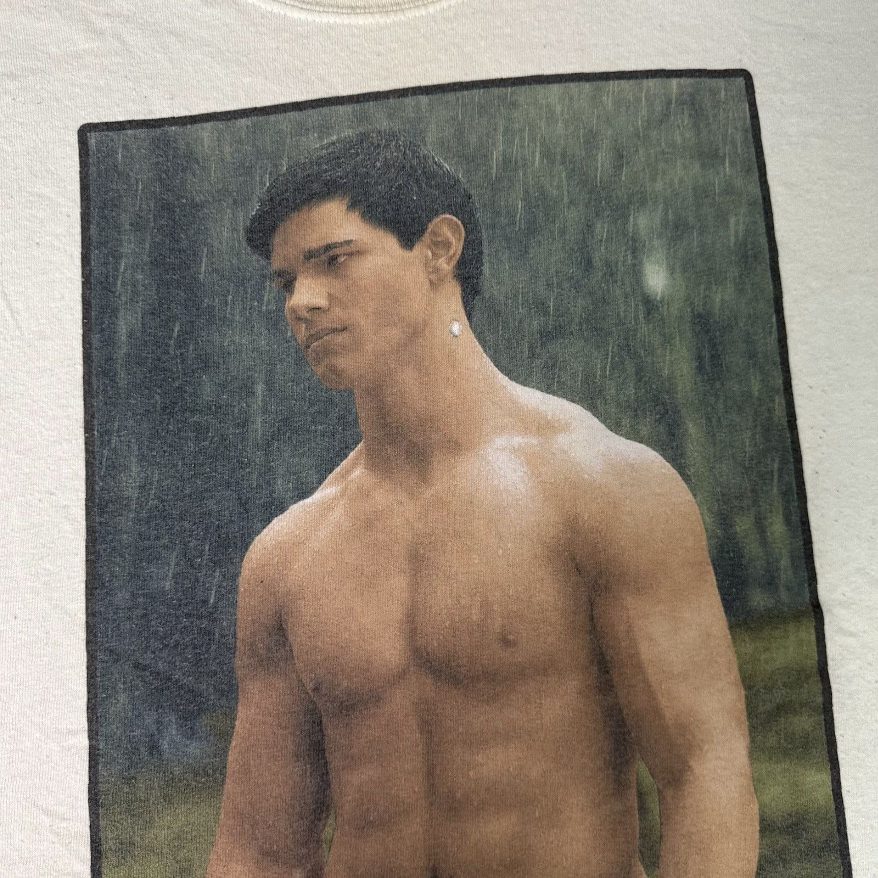 Gildan VINTAGE Twilight Shirt Mens M White New Moon Jacob Shirtless Movie Promo Distressed Shirt T-Shirt Graphic Print Crew Neck Cotton Knit Gildan Size US M / EU 48-50 / 2 - 3 Thumbnail