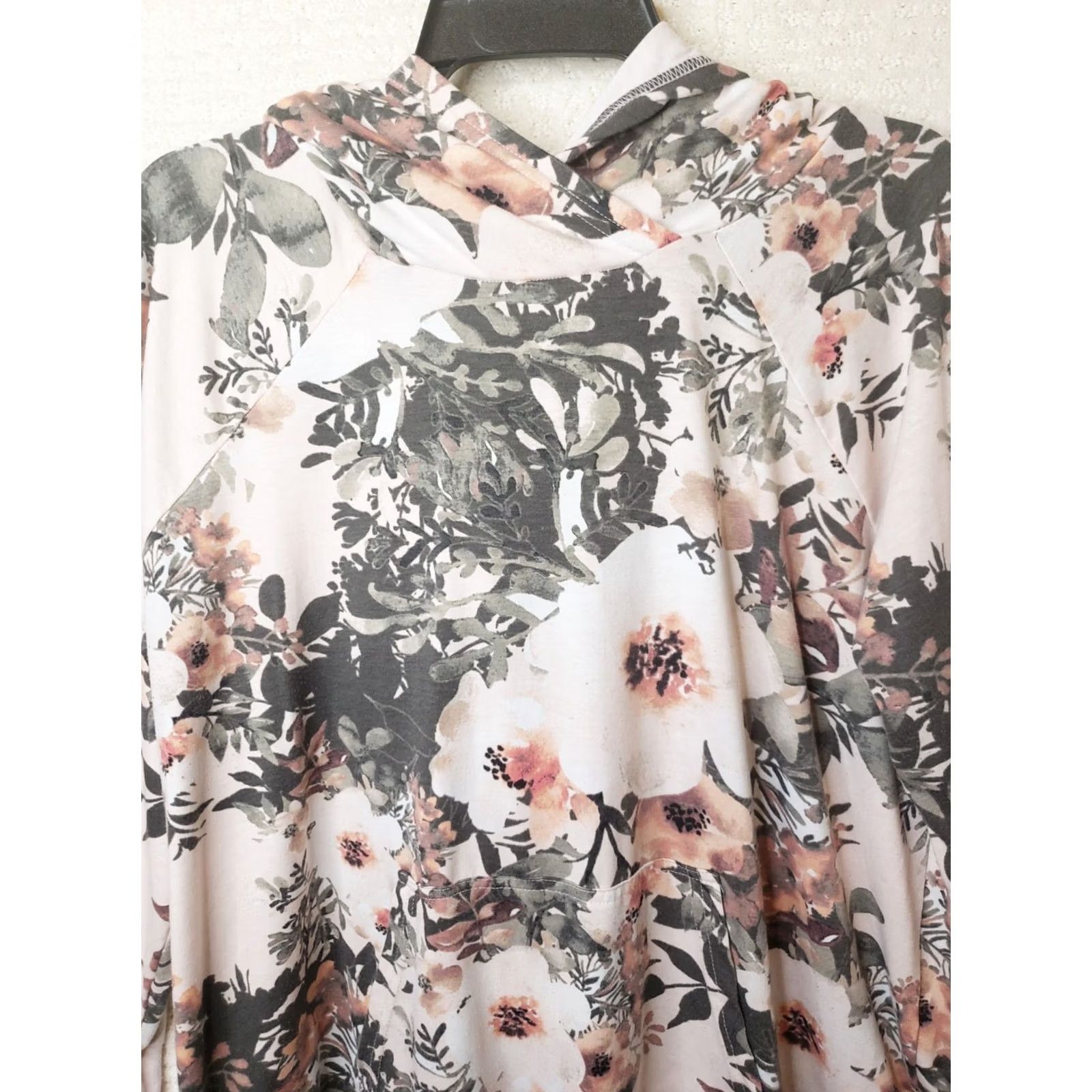 Vintage LuLaRoe Women's 2XL Pink Gray Floral Hoodie Long Sleeve Round Neck Kangaroo Pockets Pullover Hoodie Casual Womens Size XXL / US 16-18 / IT 52-54 - 3 Thumbnail