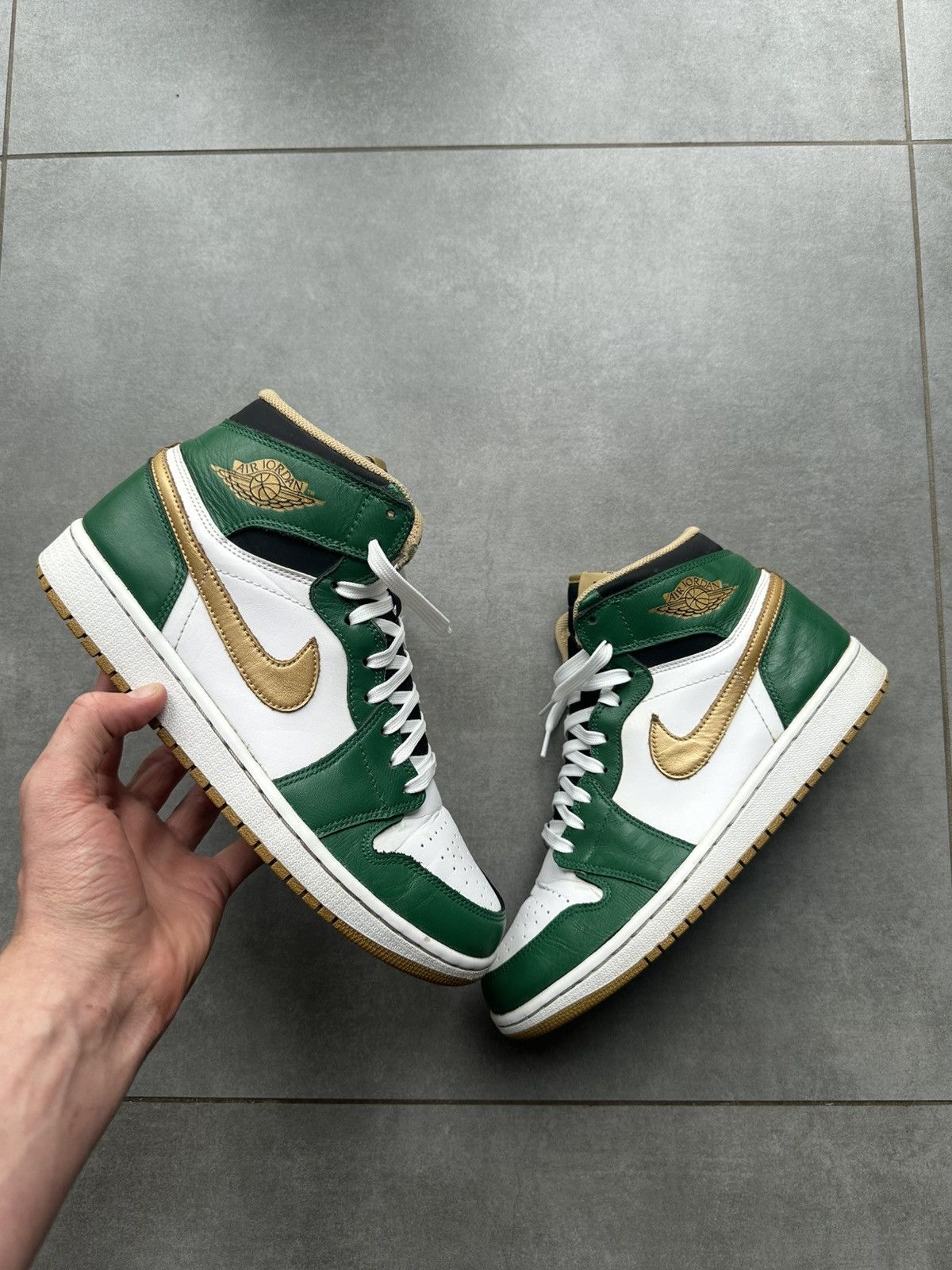 Jordan Brand Jordan 1 High Og Retro Celtics Size US 8.5 / EU 41-42 - 2 Thumbnail