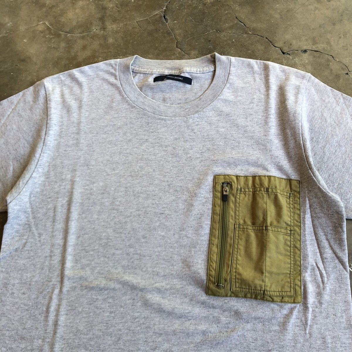 URBAN RESEARCH DOORS 🇯🇵2000s Urban Research Doors Big Pocket With Zipper Tee Grey Size US M / EU 48-50 / 2 - 4 Thumbnail