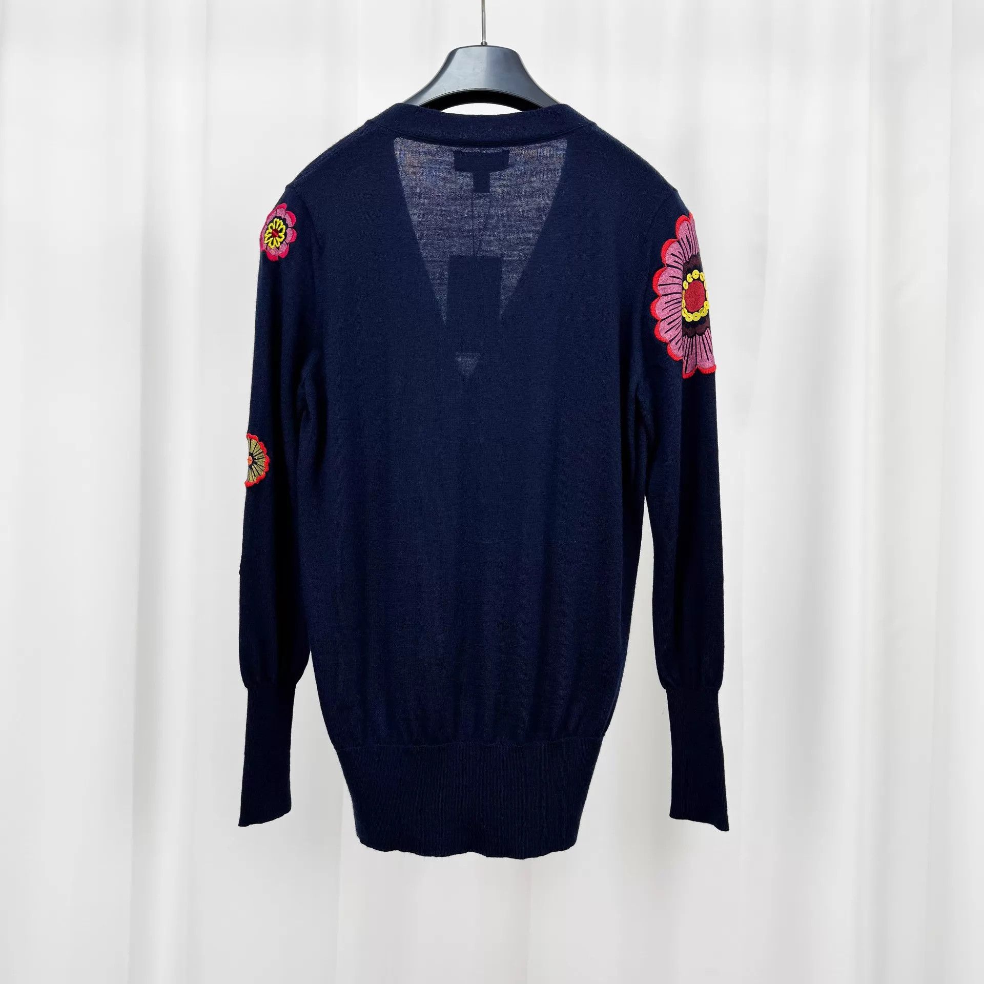 Burberry Burberry Embroidered Floral Sequin Wool Knit Cardi XS Size XS / US 0-2 / IT 36-38 - 2 Thumbnail