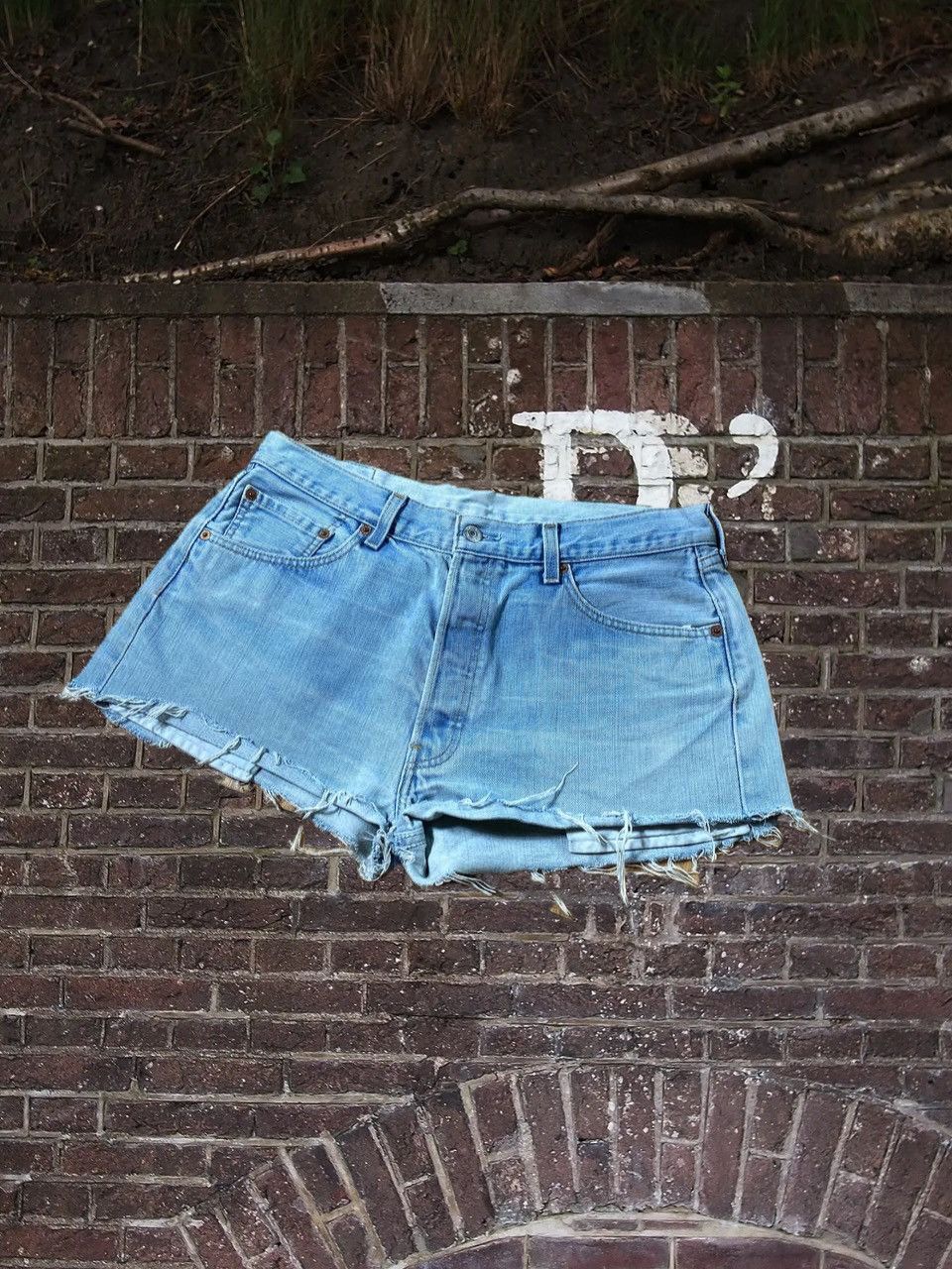 Levi's VINTAGE 90s LEVI’S 501 LIGHT WASH DENIM JEANs SHORTS Size US 34 / EU 50 - 1 Thumbnail
