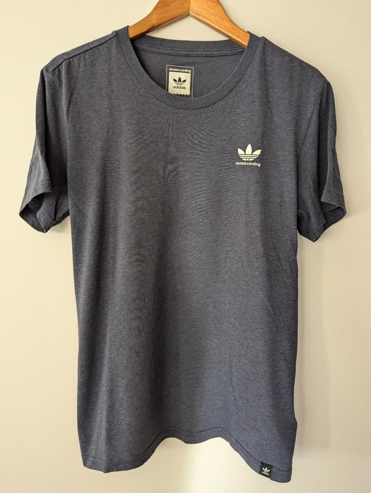Adidas ADIDAS SKATEBOARDING BLUE T-SHIRT - SURF SKATE - VINTAGE Size US M / EU 48-50 / 2 - 1 Thumbnail