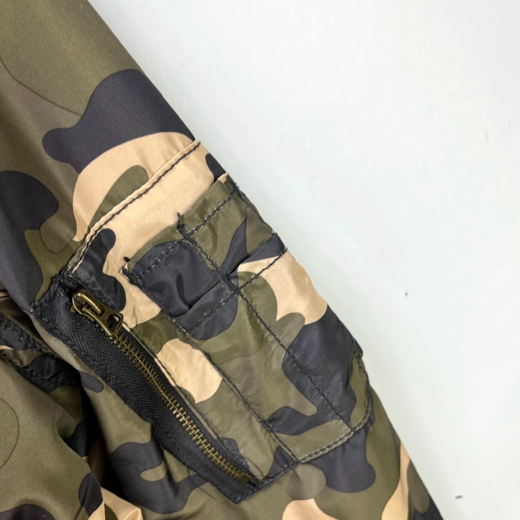 Gap VINTAGE Gap Camo Flight Bomber Jacket Zip Up Medium Mens Size US M / EU 48-50 / 2 - 4 Thumbnail
