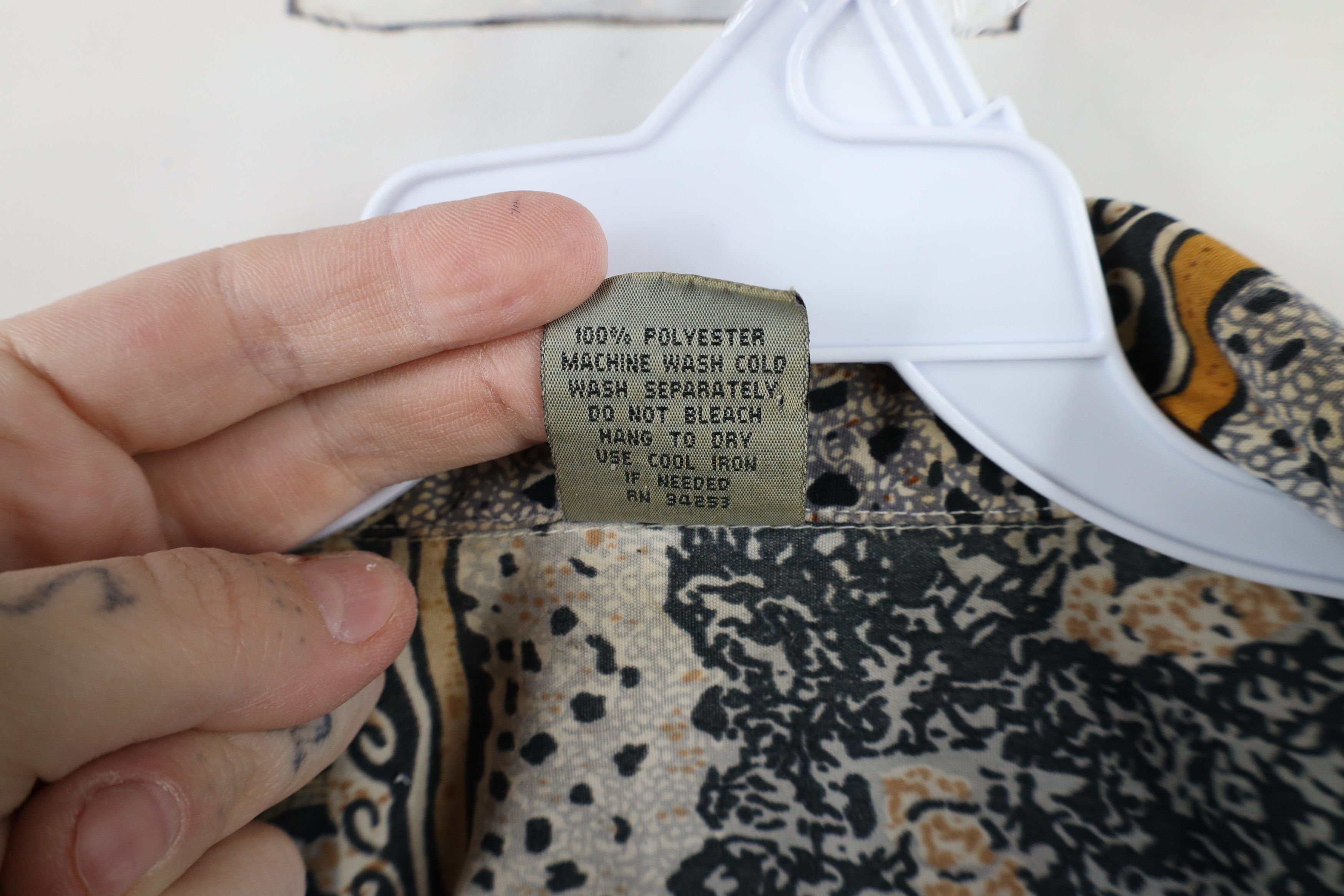 Vintage Vintage 90s Streetwear Faded Geometric Hawaiian Button Shirt Size US XXL / EU 58 / 5 - 5 Thumbnail