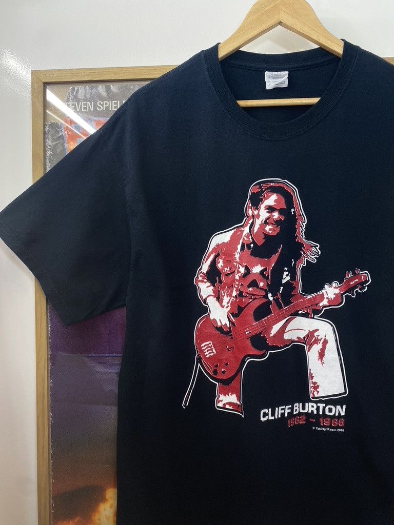 Gildan × Metallica × Vintage 2006 Vintage Cliff Burton Metallica Bassist Memorial T Shirt Size US L / EU 52-54 / 3 - 4 Thumbnail