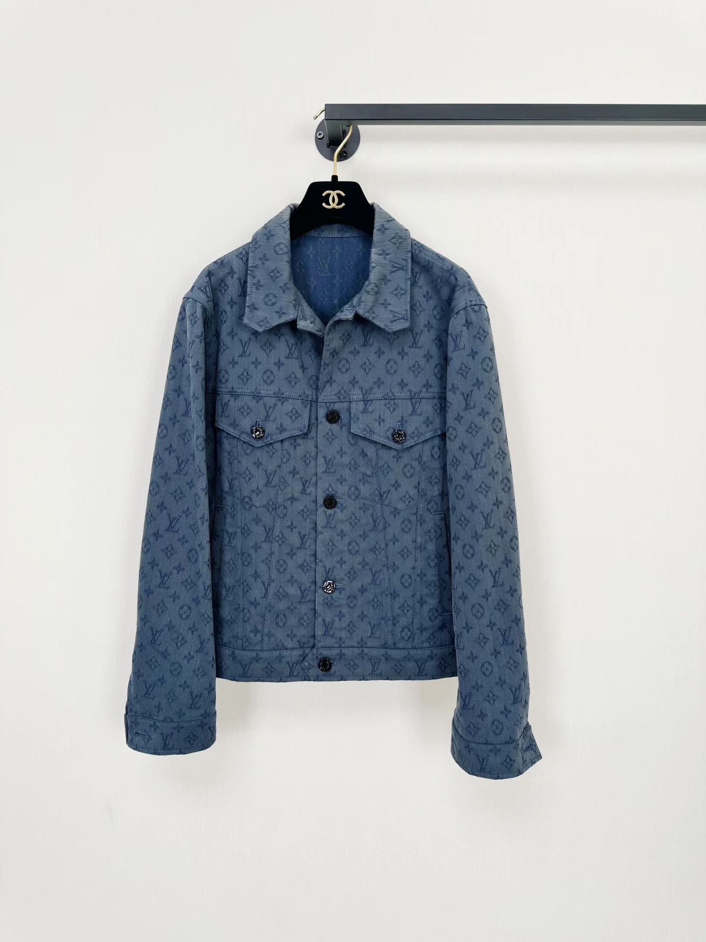 Louis Vuitton Louis Vuitton LV logo denim jacket Size M / US 6-8 / IT 42-44 - 1 Thumbnail
