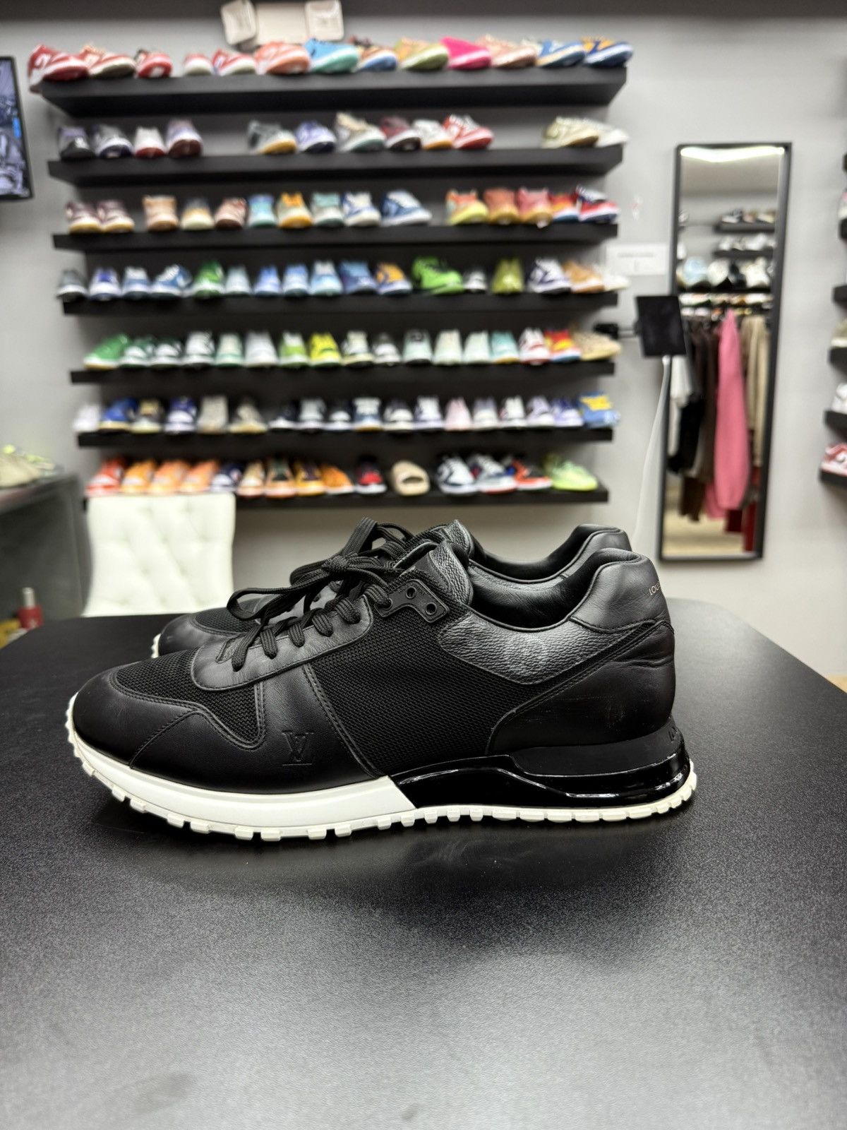 Louis Vuitton Louis Vuitton Run away black monogram sneaker sz 9LV / 10US Size US 10 / EU 43 - 6 Thumbnail