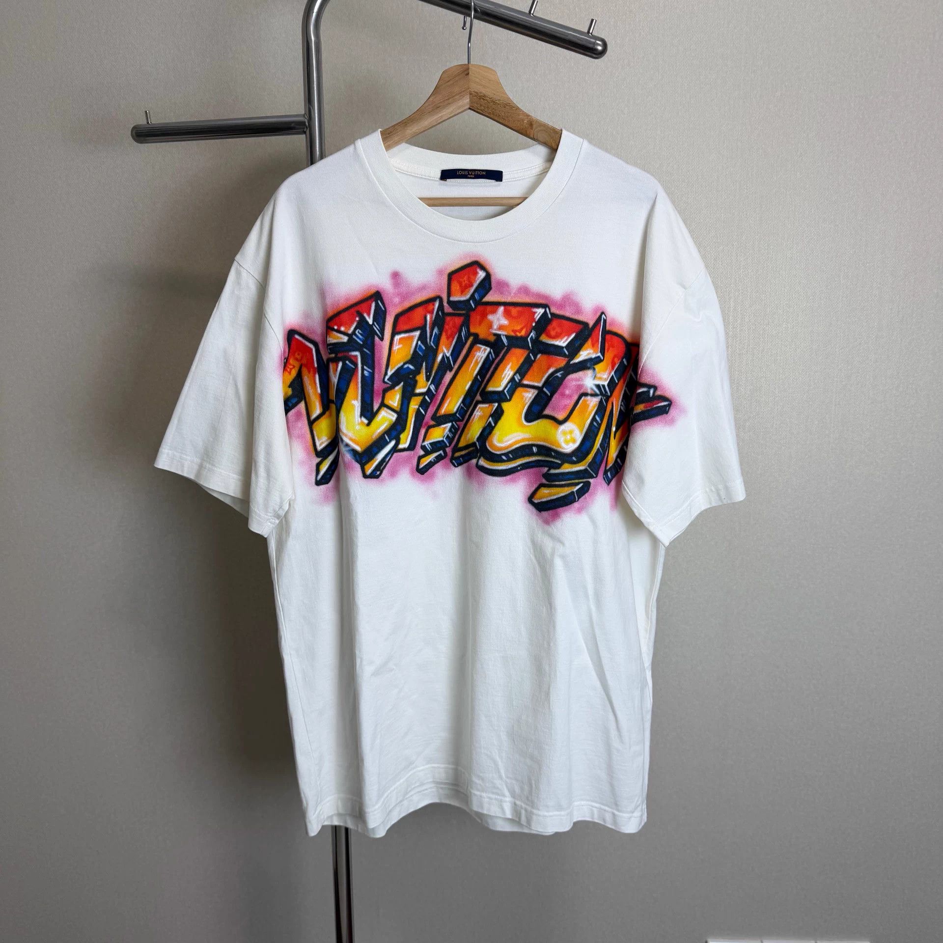 Louis Vuitton LOUIS VUITTON SS22 Logo Graffiti Short Tee Men's White Size US XXL / EU 58 / 5 - 1 Thumbnail