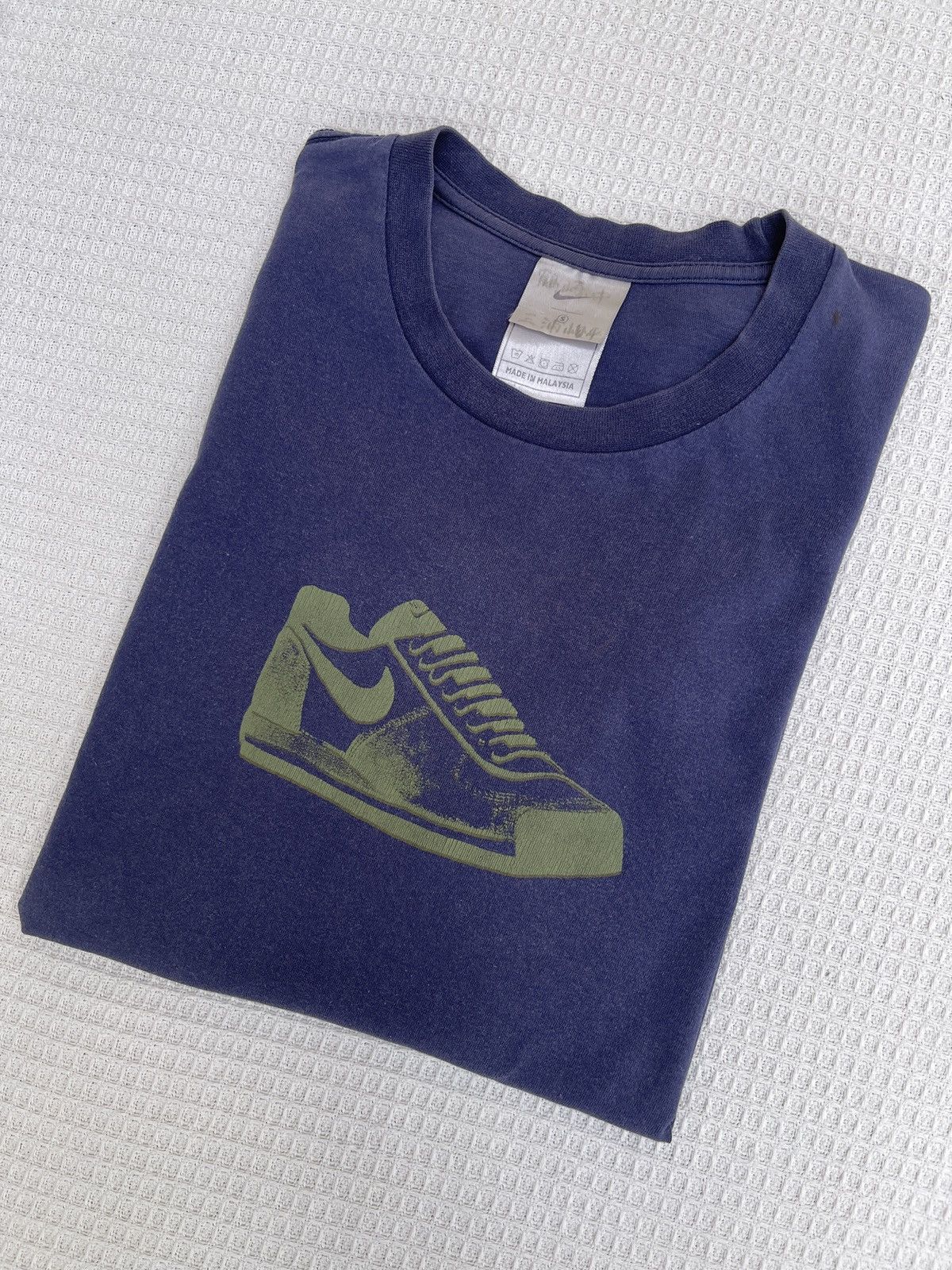 Vintage Last Drop🔥Rare🔥Vintage Nike Swoosh Shoes Logo T-Shirt Size US M / EU 48-50 / 2 - 1 Thumbnail
