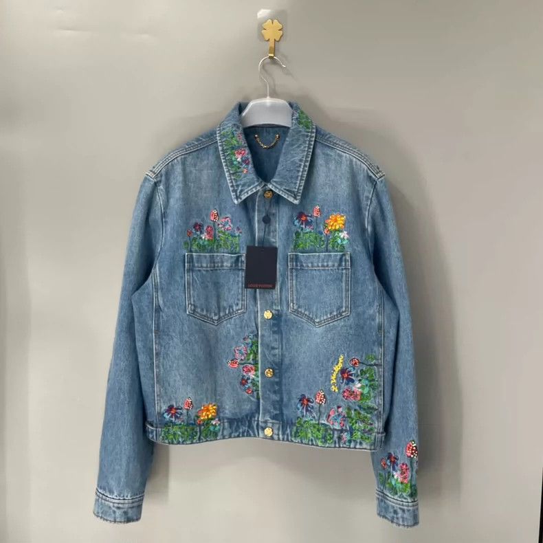 Louis Vuitton Louis Vuitton Washed blue embroidered floral denim jacket 2 Size US L / EU 52-54 / 3 - 1 Thumbnail