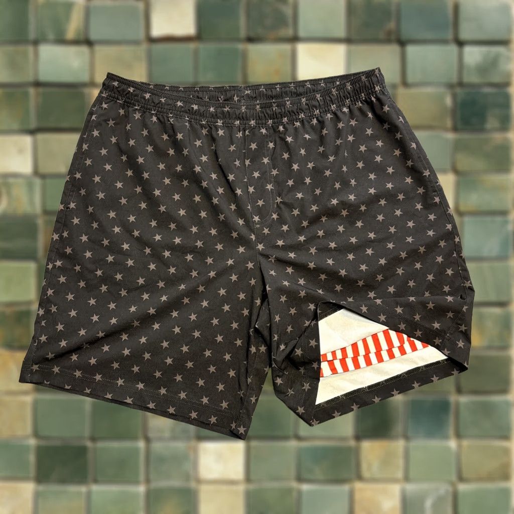Chubbies Chubbies Mens Danger Zones 5.5 In Ultimate Training Shorts - Black - Size 2XL Size US 39 - 1 Thumbnail