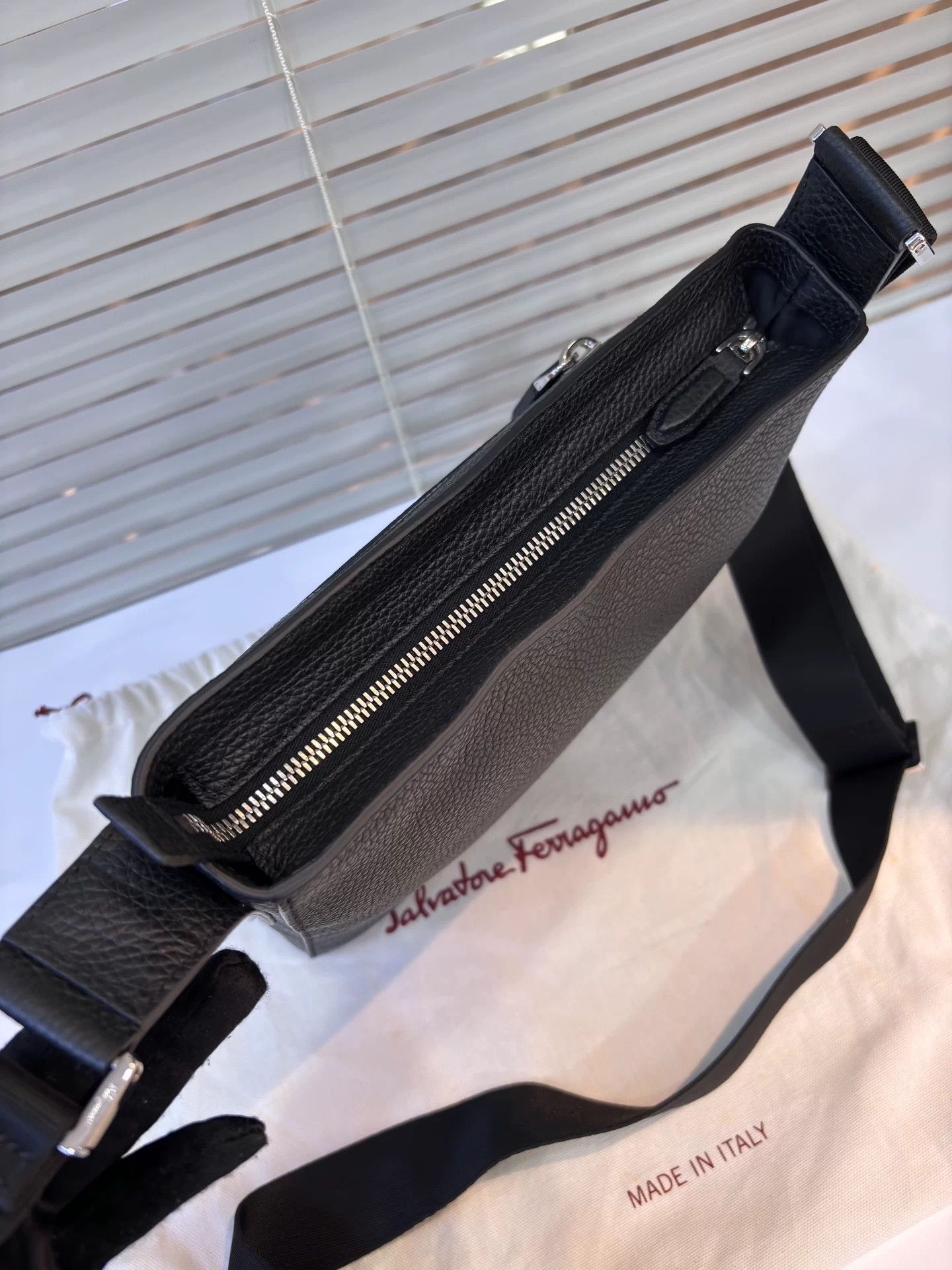 Salvatore Ferragamo Ferragamo new mens black cowhide leather crossbody bag Size ONE SIZE - 5 Thumbnail