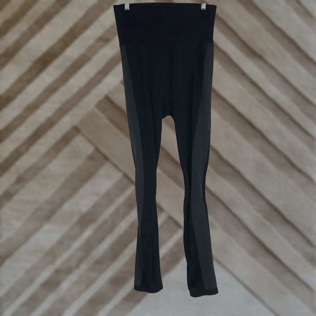 Nike Nike Dri-Fit Leggings Women's Size M Black Chevron Pattern Athletic Size 32" / US 10 / IT 46 - 1 Thumbnail