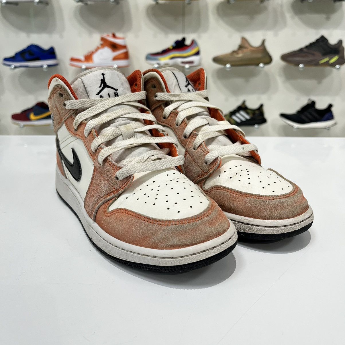 Nike Air Jordan 1 Mid SE Orange Suede (GS) Size US 5 / EU 37 - 8 Thumbnail