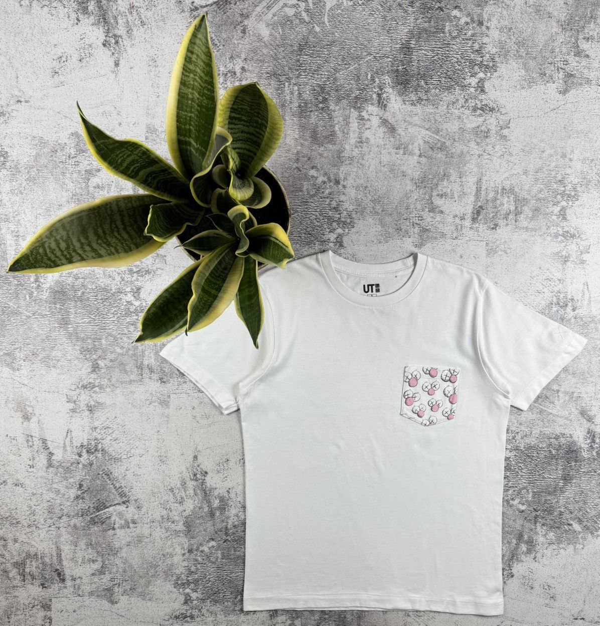 Kaws × Uniqlo KAWS Pocket Pink BFF Designer Small Cotton Jersey T Shirt Size US S / EU 44-46 / 1 - 1 Thumbnail