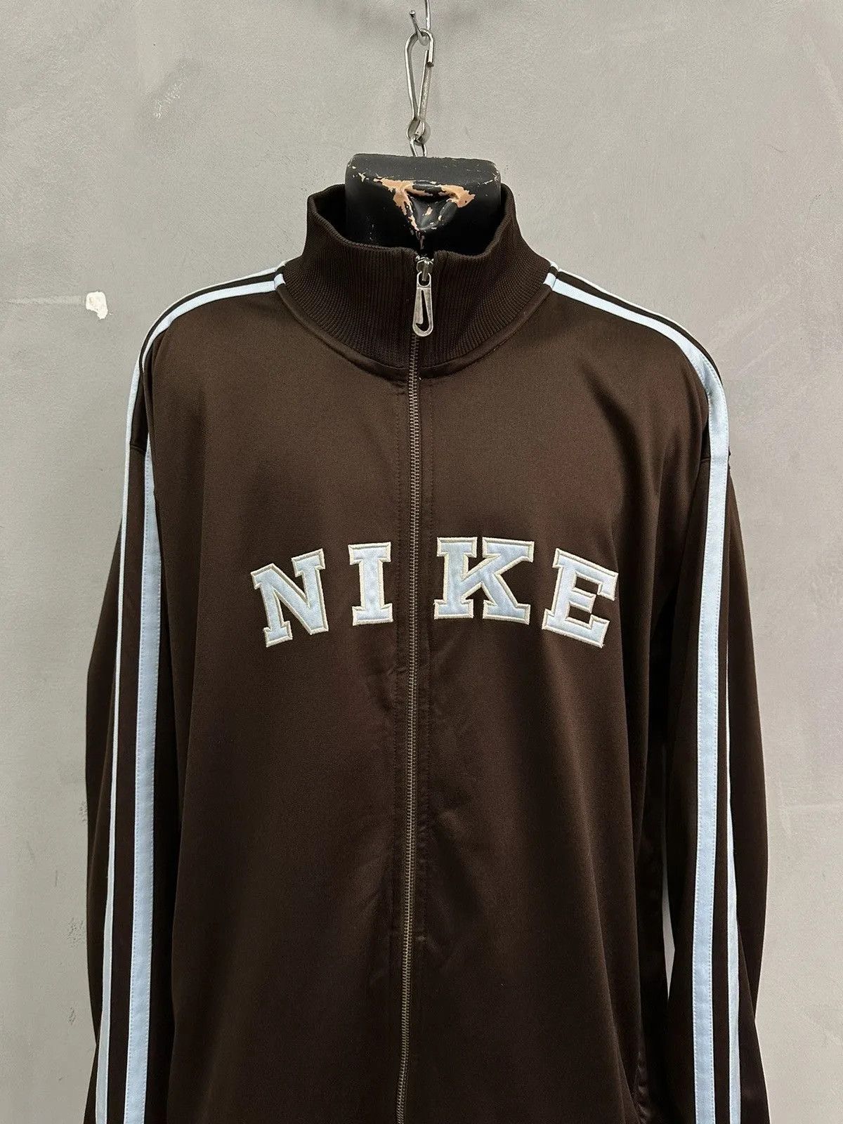 Vintage Vintage Brown Full Zip Nike Oversize Nylon Hoodie Jacket Y2k Size US XXL / EU 58 / 5 - 2 Thumbnail