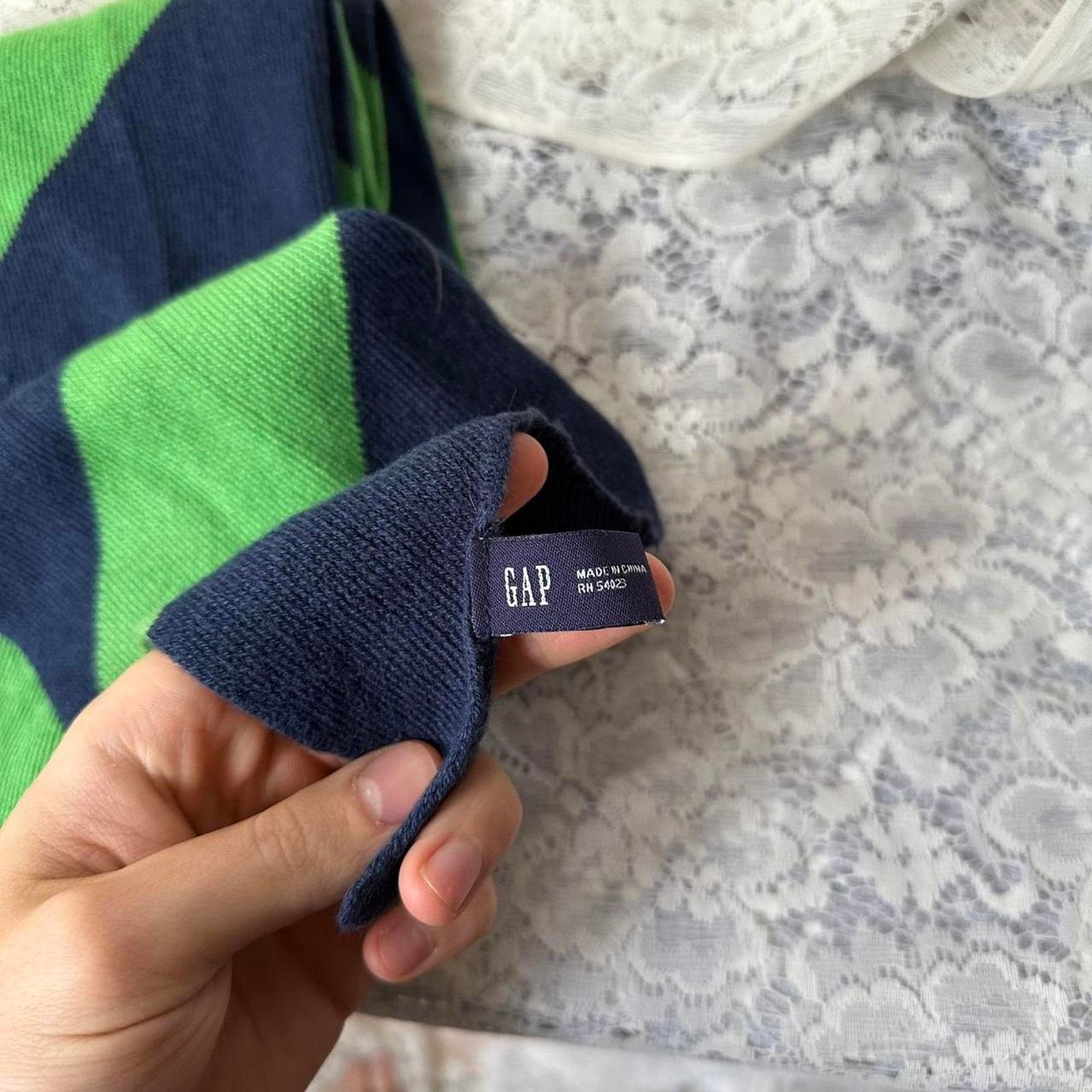 Gap × Vintage Beautiful vintage 00s gap slant scraf Size ONE SIZE - 6 Thumbnail