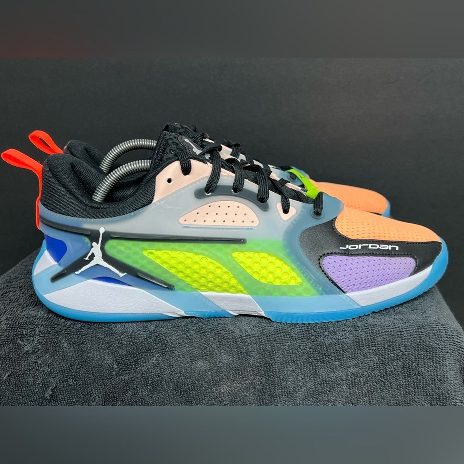 Jordan Brand Nike WMMNS Jordan Heir PF Black Women 12.5 Men 11 WORN ONCE Size US 11 / EU 44 - 2 Thumbnail