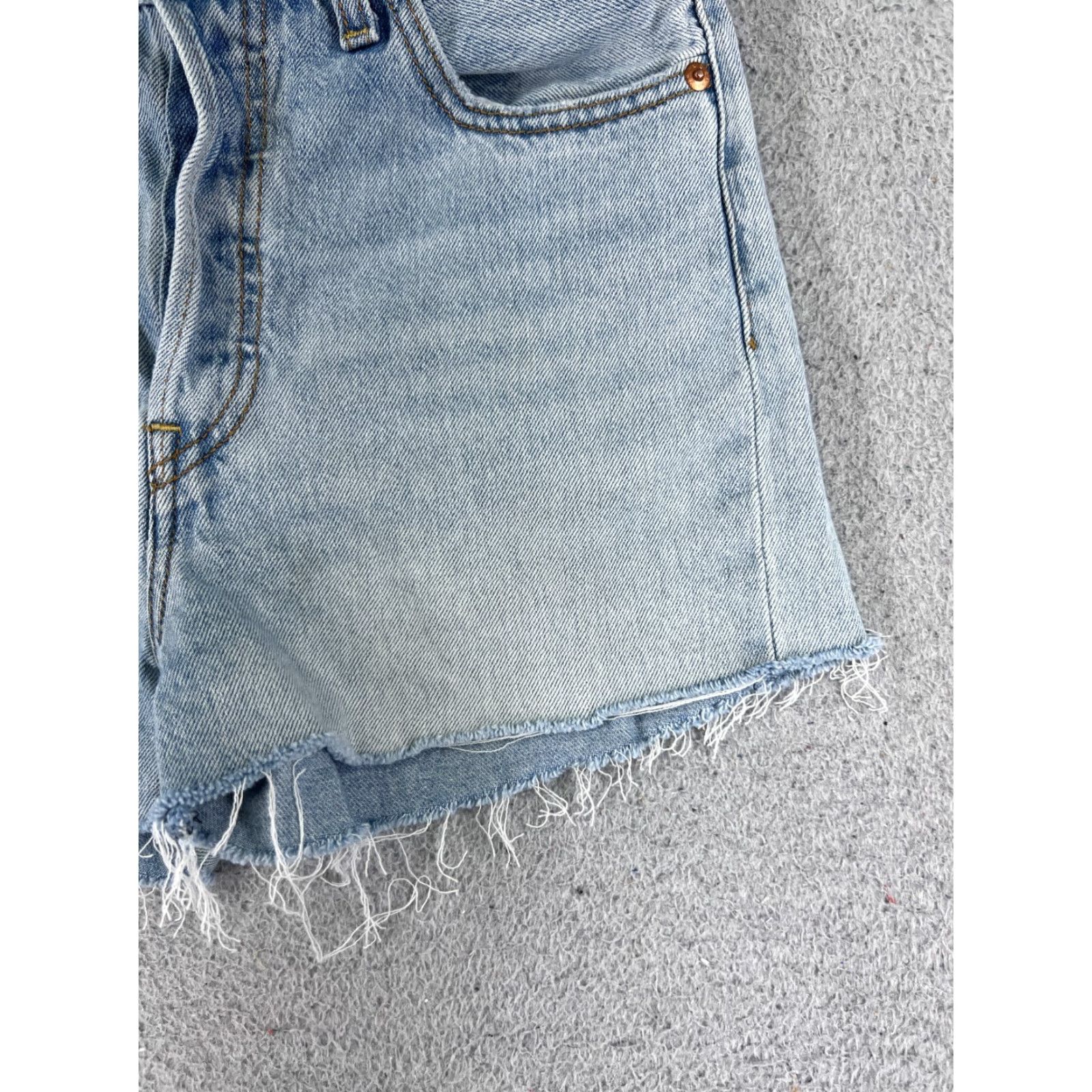 Levi's Levis Shorts Womens 26 Blue Denim Jean Cutoff Premium Light Wash 3 in Inseam 5-Pocket Stretch Casual Fall Summer Womens Size 26" / US 2 / IT 38 - 2 Thumbnail