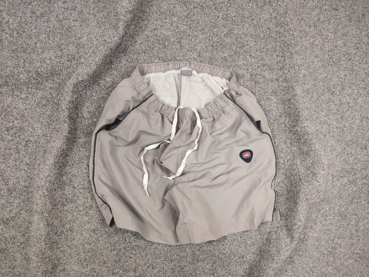 Nike Vintage Nike Casual Swoosh Gray Logo Shorts Y2K Style Size US 34 / EU 50 - 1 Thumbnail