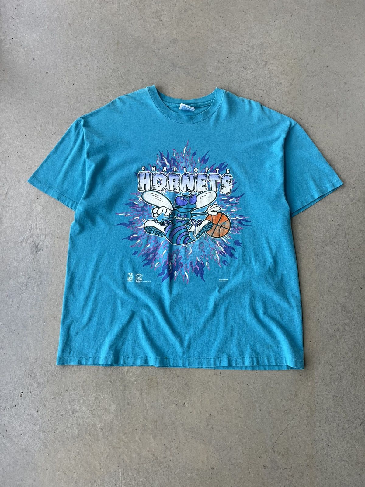 NBA Vintage 90’s Charlotte Hornets Flaming Breakthrough Tee Size US XL / EU 56 / 4 - 1 Thumbnail