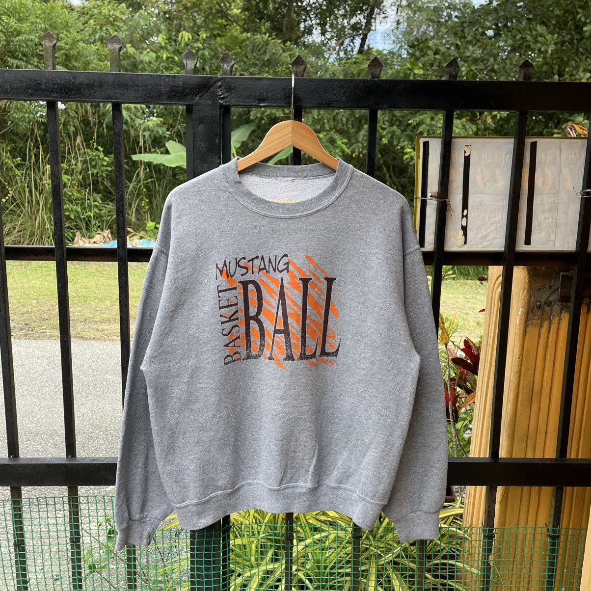 Vintage 🔥Vintage 90s Mustang Basket Ball Big Spellout Sweatshirts Size US M / EU 48-50 / 2 - 1 Thumbnail
