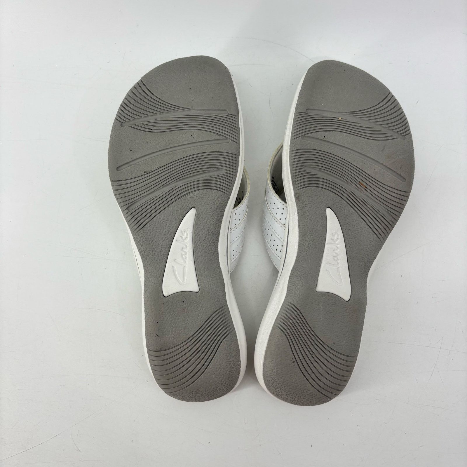 Clarks Clarks Womens Size 7 Breeze Sea Flip Flop Sandals White Size US 7 / IT 37 - 7 Thumbnail