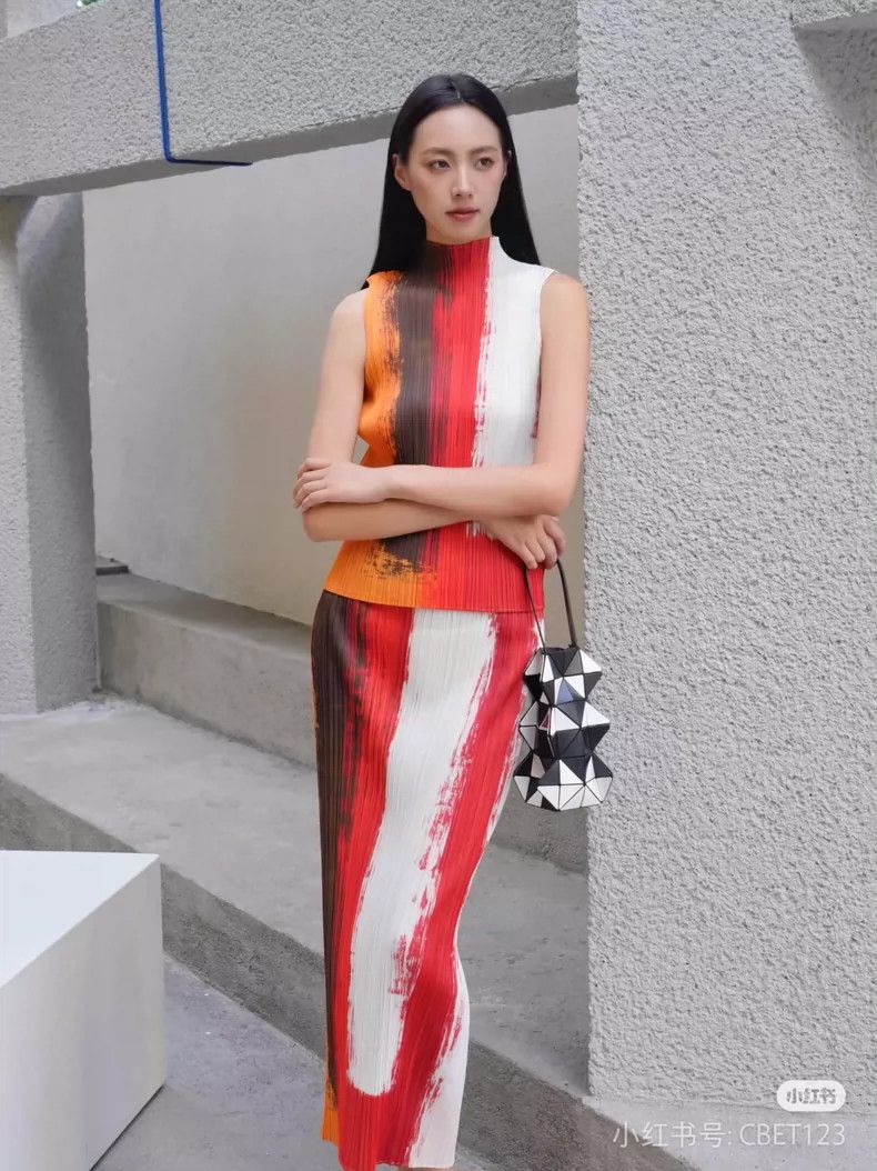 Issey Miyake Issey Miyake size:3 Orange-red color-blocked pleated skirt Size 22" - 7 Thumbnail
