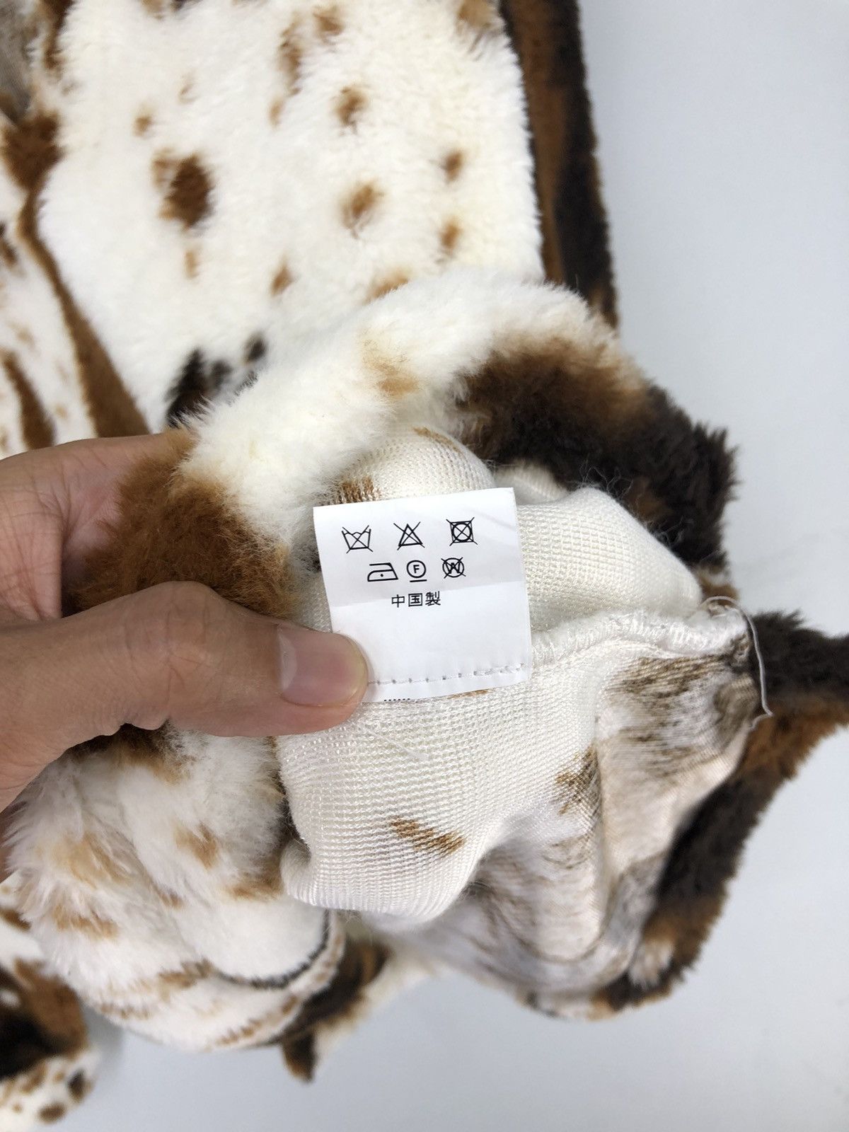 Japanese Brand Vintage Backers Cow Print Faux Fur Pullover Top Size US M / EU 48-50 / 2 - 15 Thumbnail
