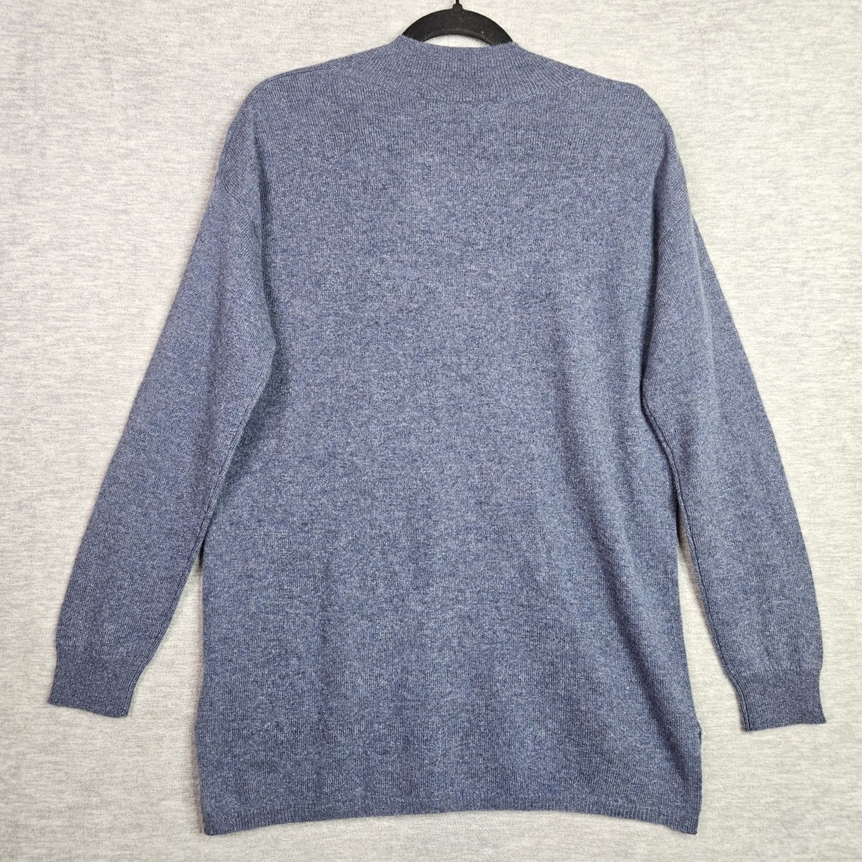Vintage Tina Stephens Men’s V-neck Blue Cashmere Sweater Size S Regular Knit Pullover Solid Blue 2000s? Size US S / EU 44-46 / 1 - 2 Thumbnail