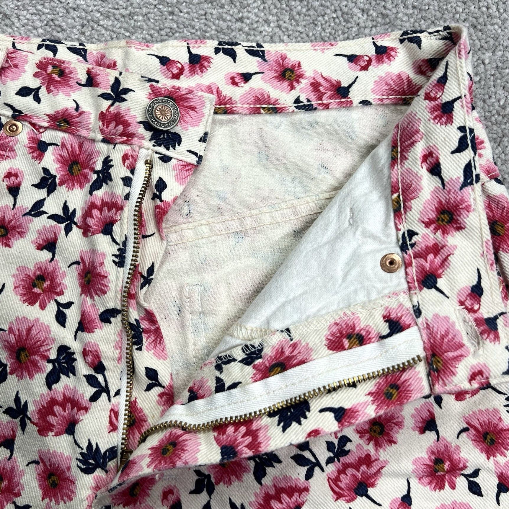 Vintage VINTAGE Michael G Floral Denim Shorts Womens 5 High Rise Rose Print USA Made Size 27" / US 4 / IT 40 - 6 Thumbnail