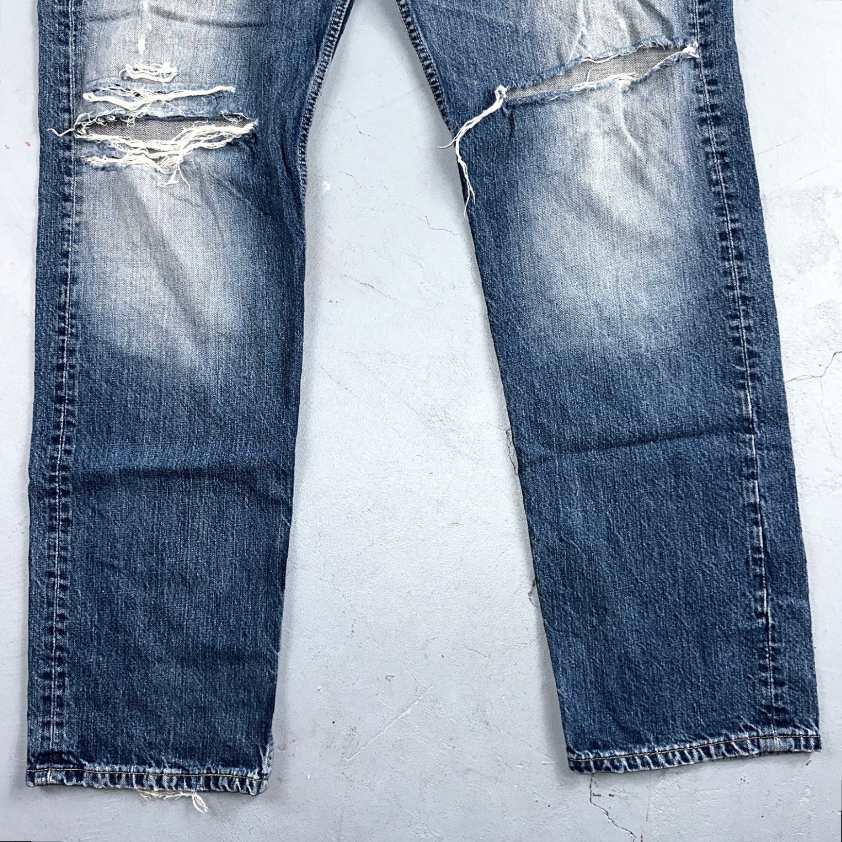 Levi's VINTAGE Levi's 501 Jeans Blue Mid Wash 38x34 Straight Leg 90s Mens Size US 38 / EU 54 - 3 Thumbnail