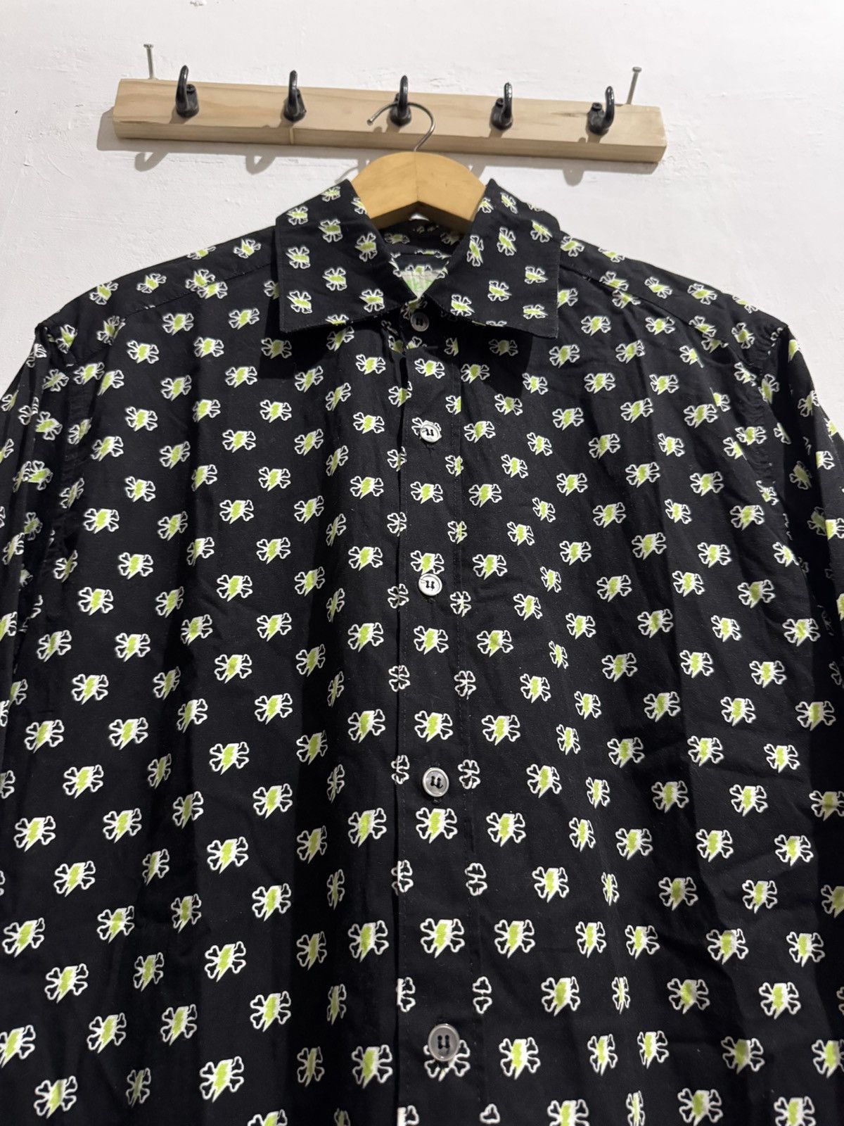 Undercover 01ss UNDERCOVER CHAOTIC DISCORD THUNDER/CROSSBONE SHIRT Size US M / EU 48-50 / 2 - 3 Thumbnail