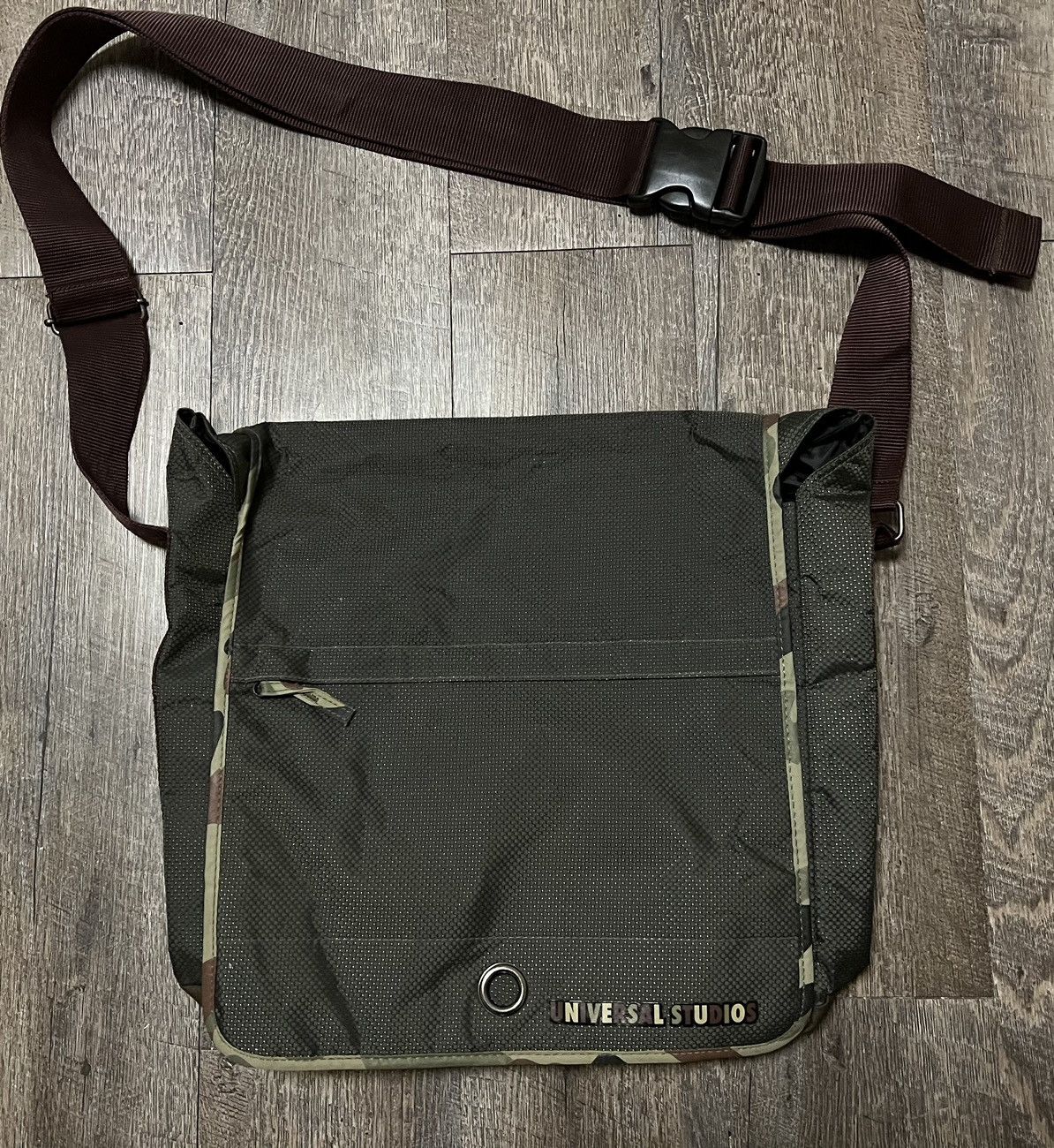 Universal Studios × Vintage Vintage Universal Studios Camo Crossbody Messenger Bag 16x14 Size ONE SIZE - 1 Thumbnail