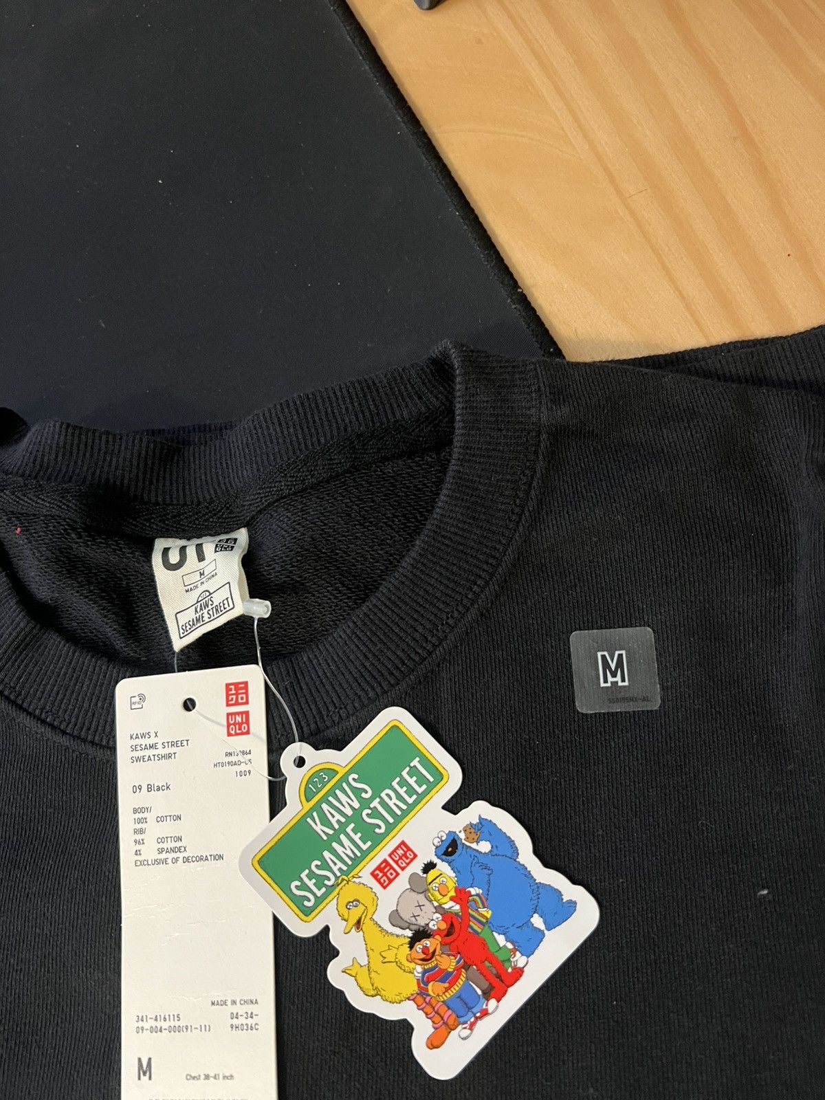 Kaws × Uniqlo KAWS x Uniqlo x Sesame Street Sweatshirt – Black – NWT Size US M / EU 48-50 / 2 - 4 Thumbnail