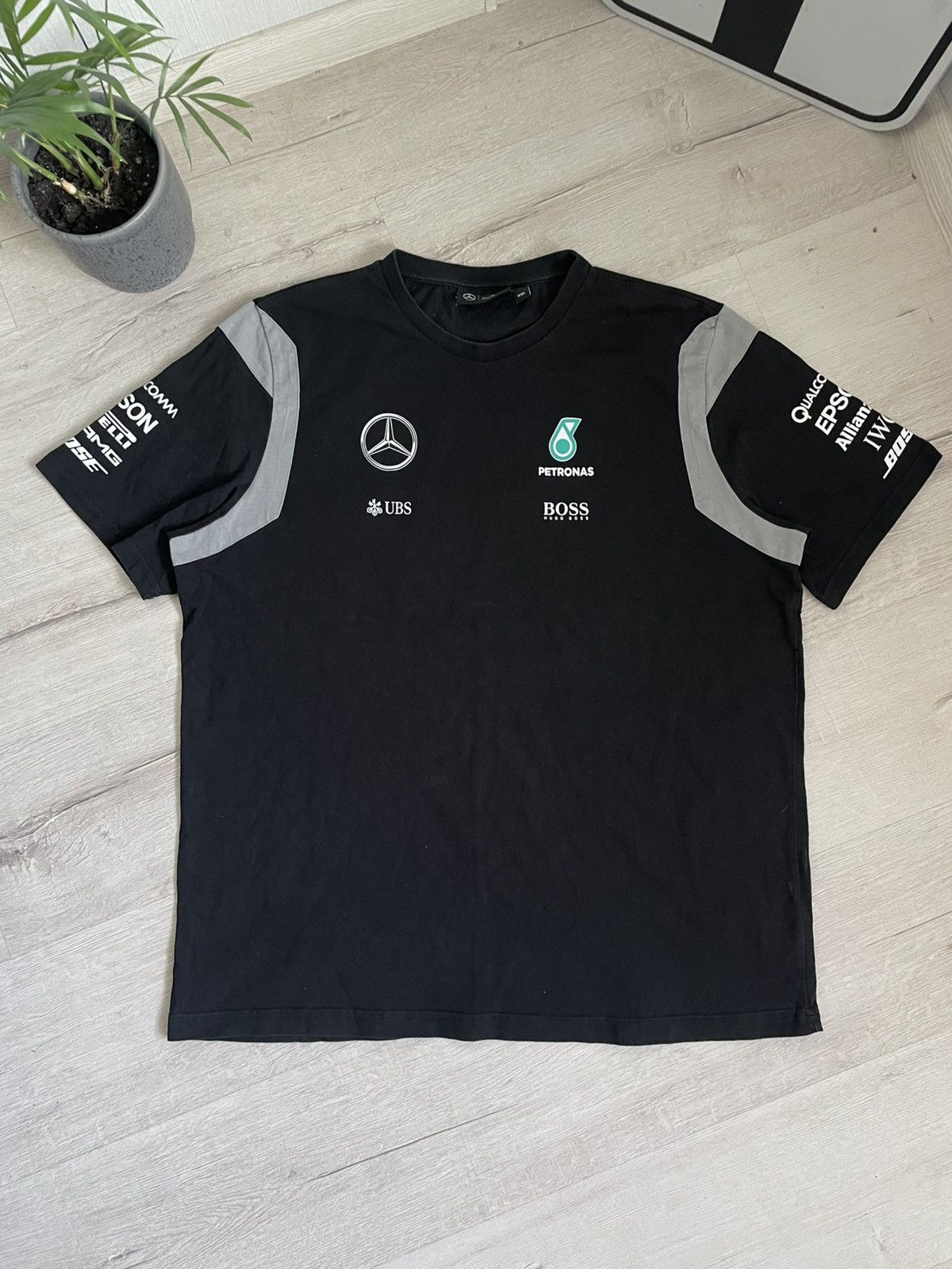 Formula 1 × Mercedes-Benz Mercedes Benz Amg Formula 1 Petronas One Team Size XL Race Size US XXL / EU 58 / 5 - 8 Thumbnail