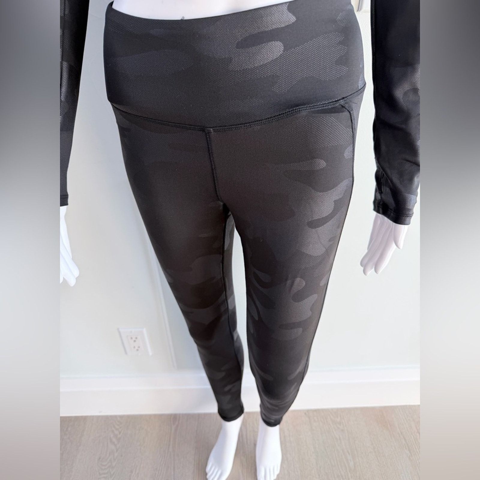 Rudsak New Rudsak Black Camouflage Long Sleeve Crop Top & Leggings Size 28" / US 6 / IT 42 - 3 Thumbnail