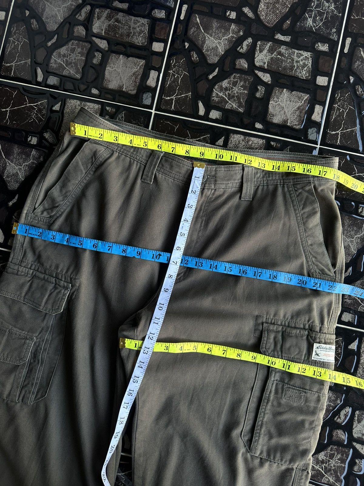 Eddie Bauer × Vintage Vintage Eddie Bauer Baggy Sunfaded Cargo Pant D161 Size US 36 / EU 52 - 14 Thumbnail