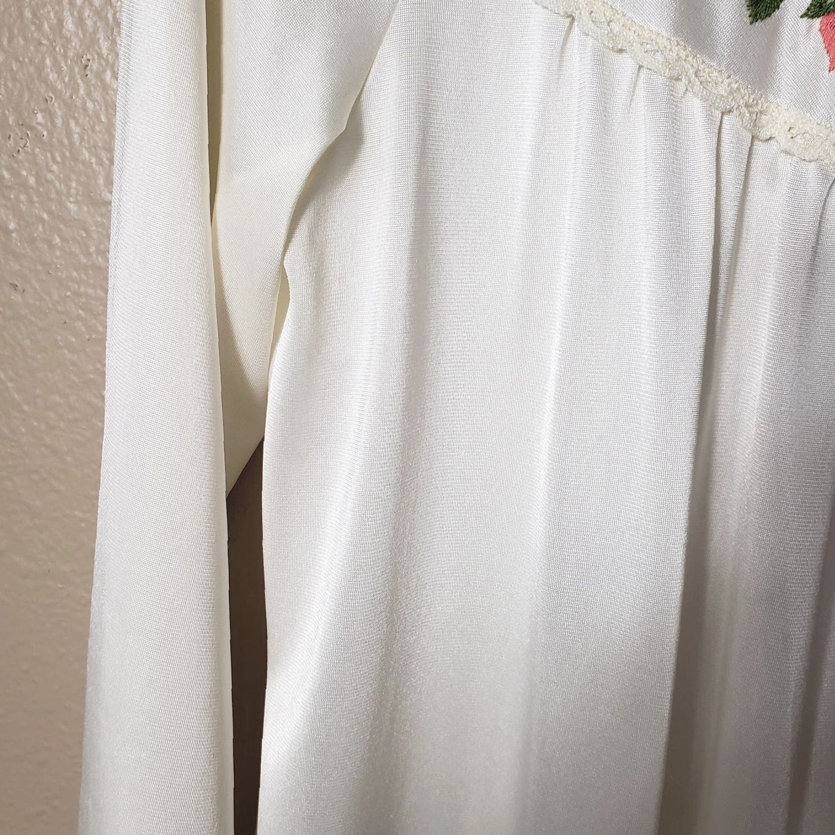 Vintage VINTAGE Lorraine Embroidered Satin Buttonfront Gown Robe-Size S Size ONE SIZE - 4 Thumbnail